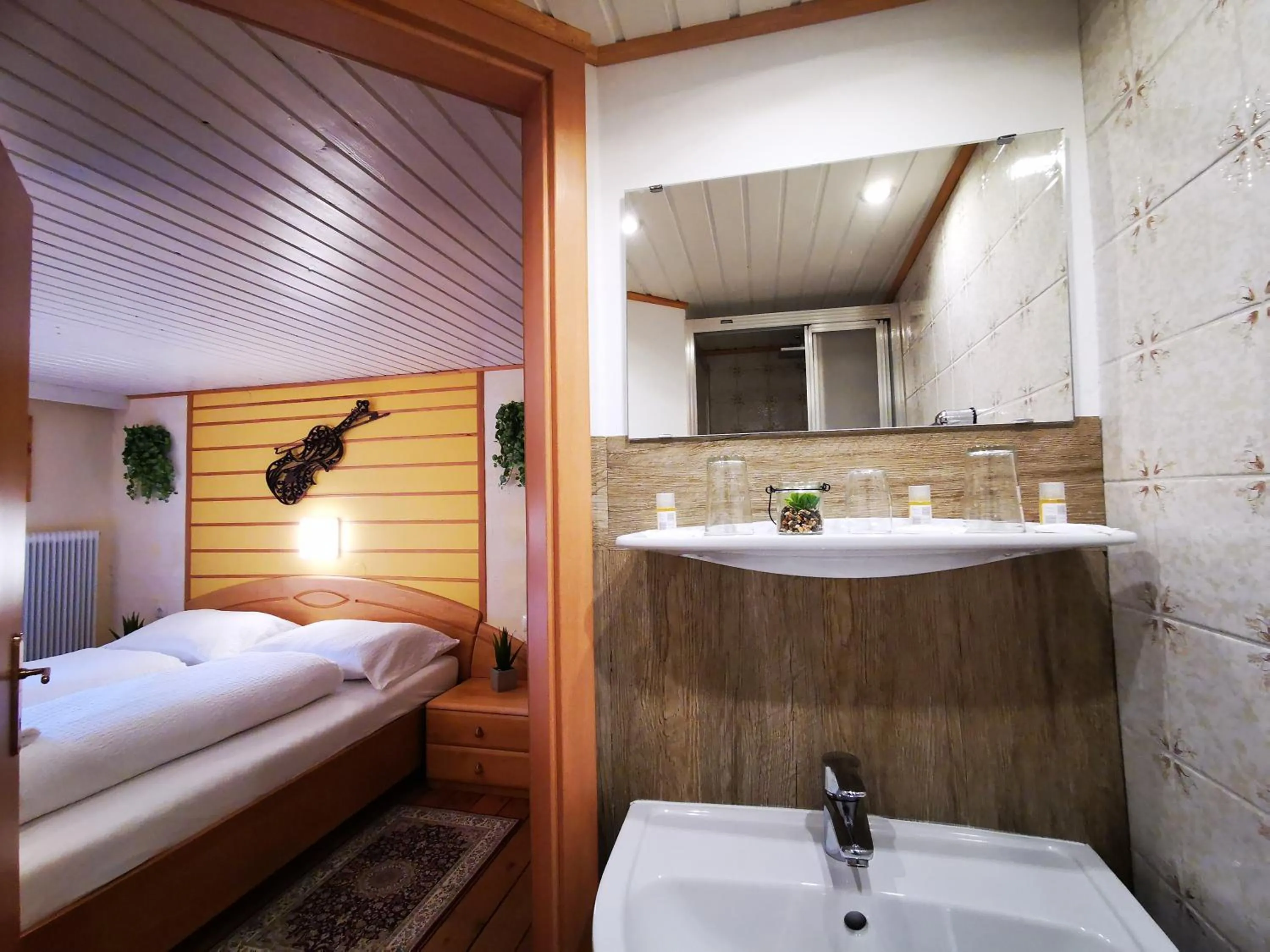 Bathroom, Bed in Gasthof Geronimo
