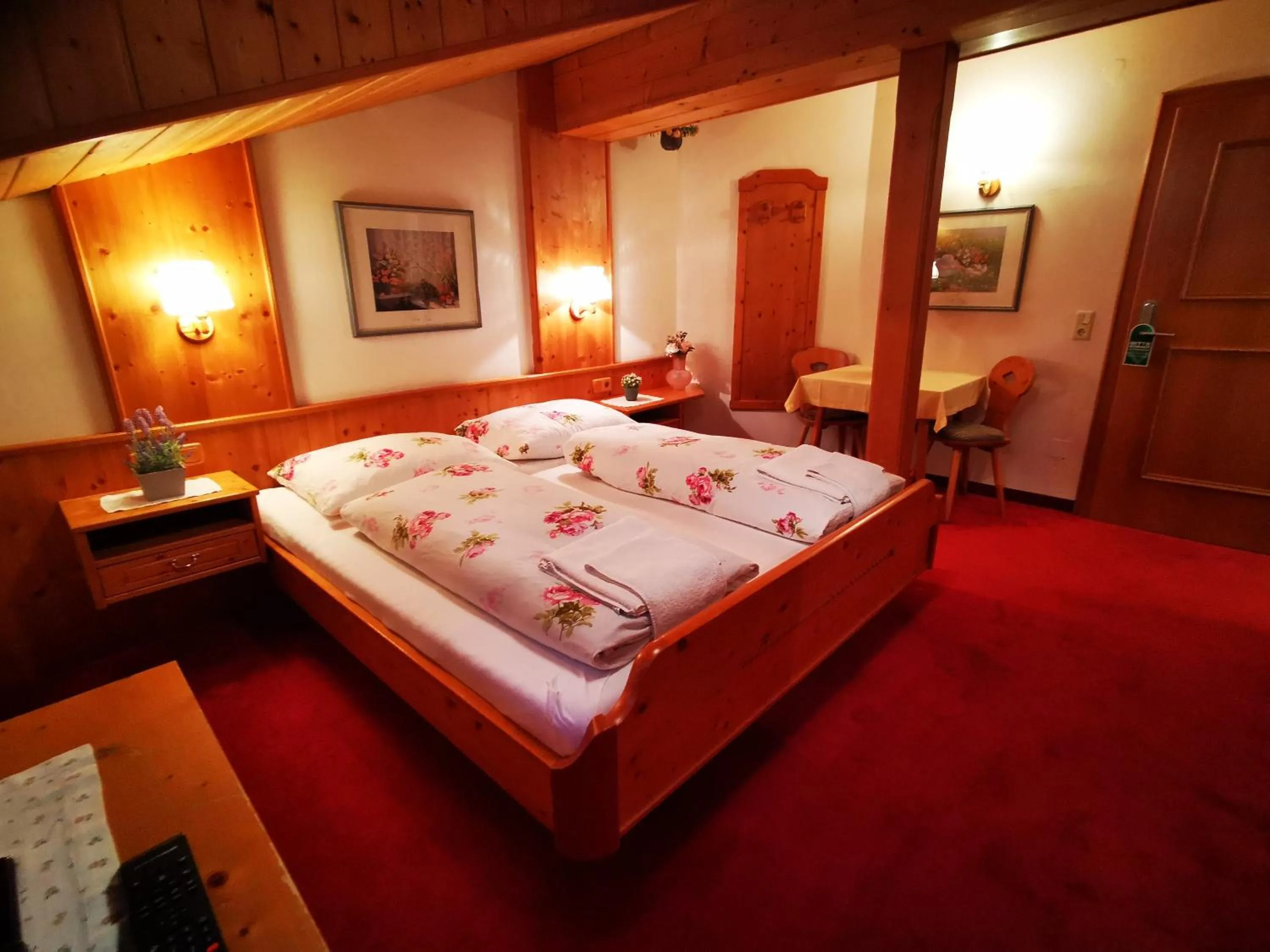 Photo of the whole room, Bed in Gasthof Geronimo