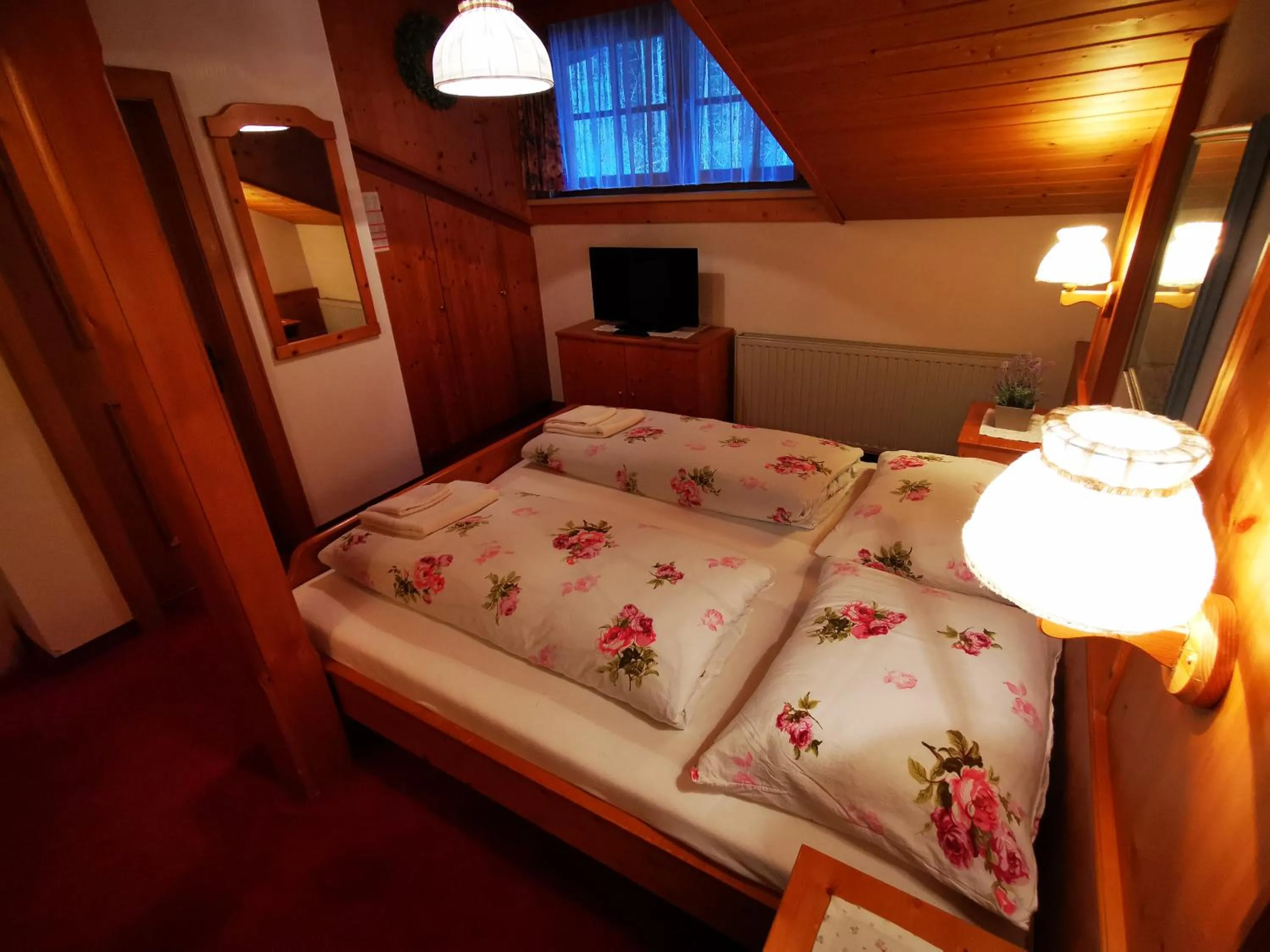 Photo of the whole room, Bed in Gasthof Geronimo