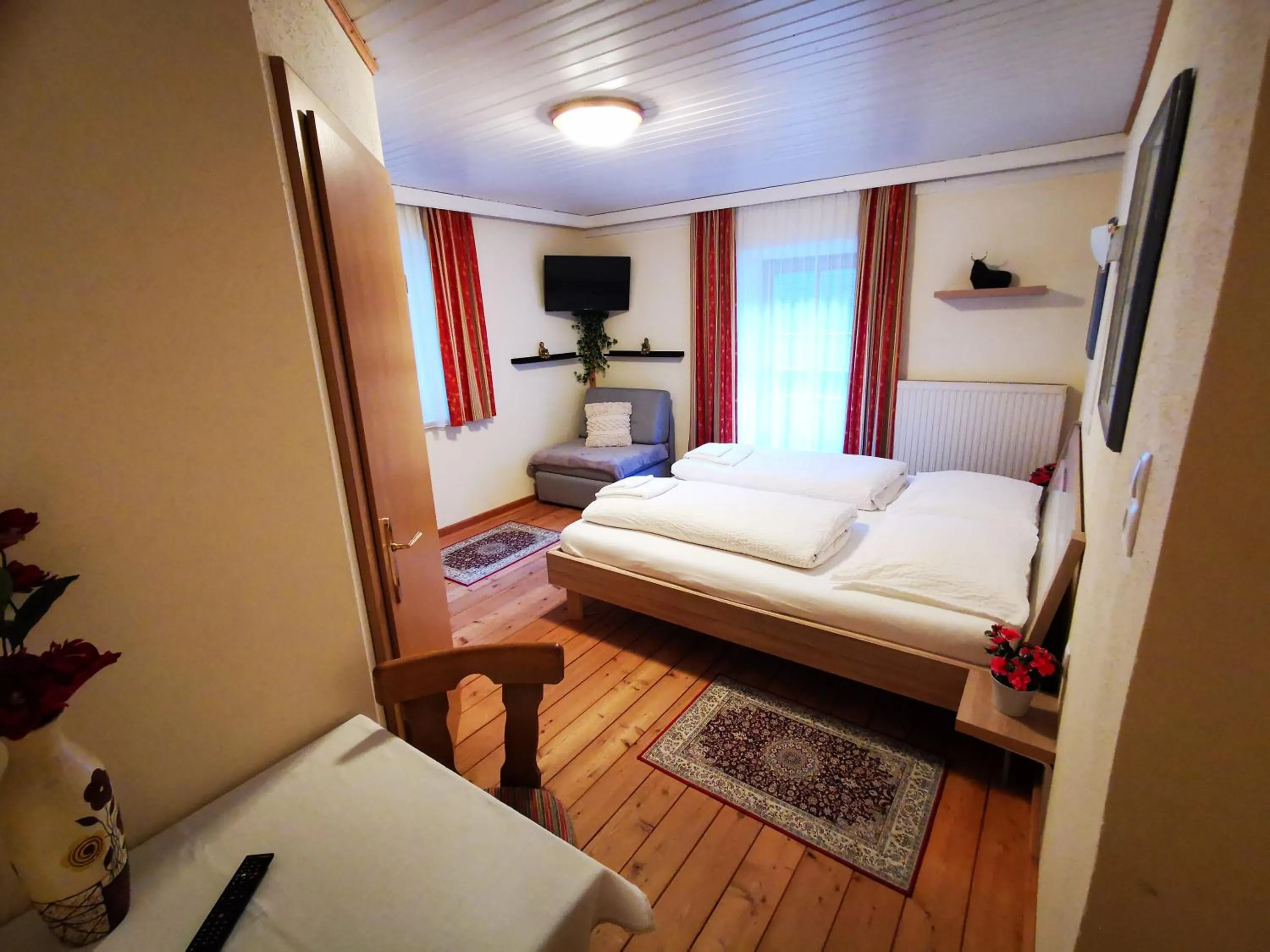 Photo of the whole room, Bed in Gasthof Geronimo