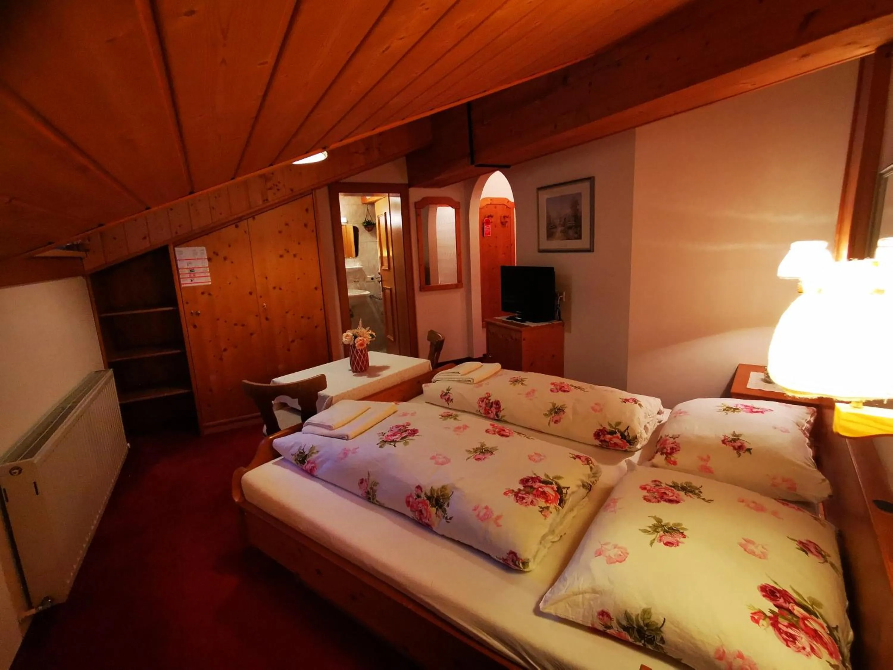 Photo of the whole room, Bed in Gasthof Geronimo