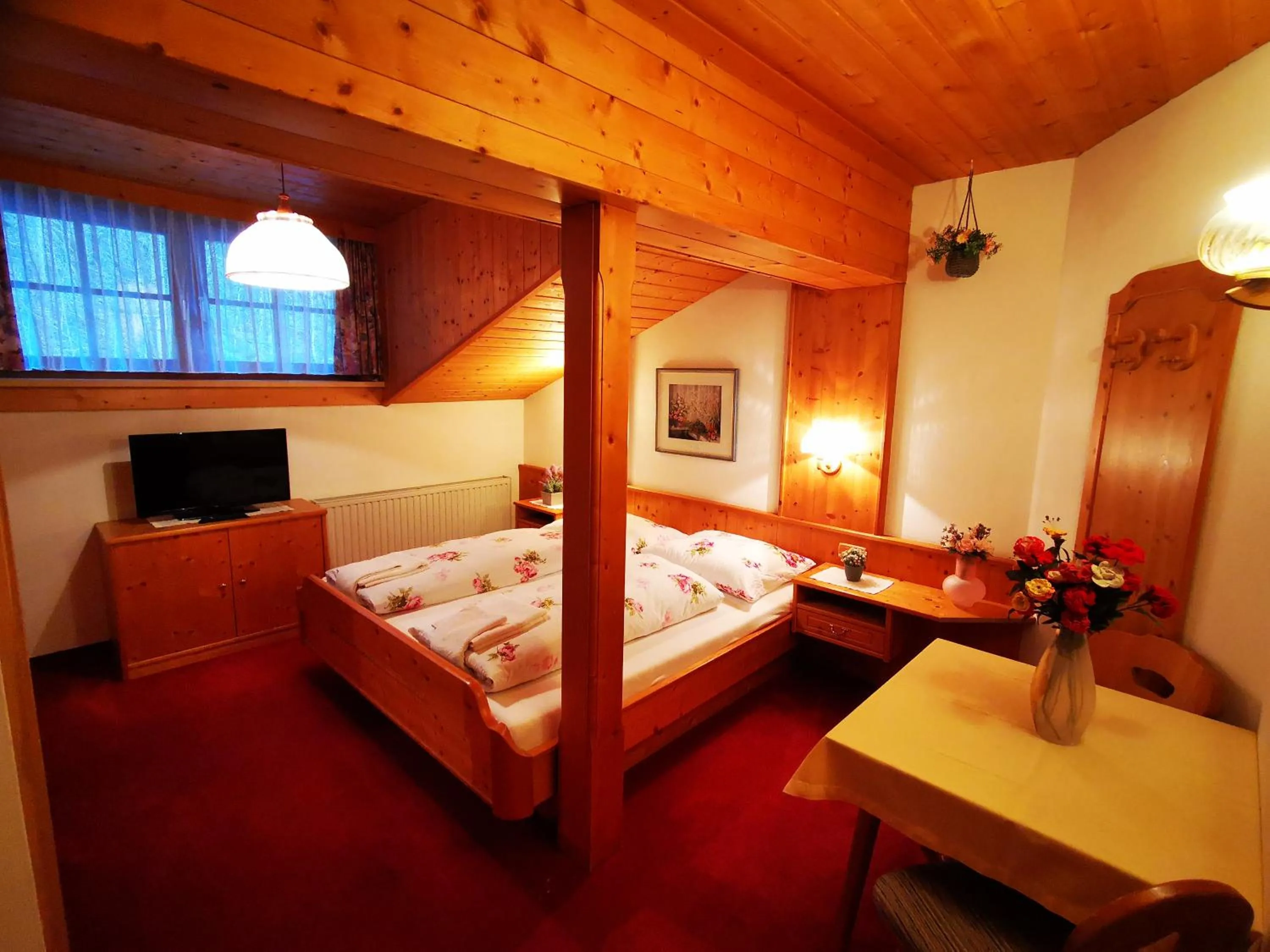 Photo of the whole room, Bed in Gasthof Geronimo