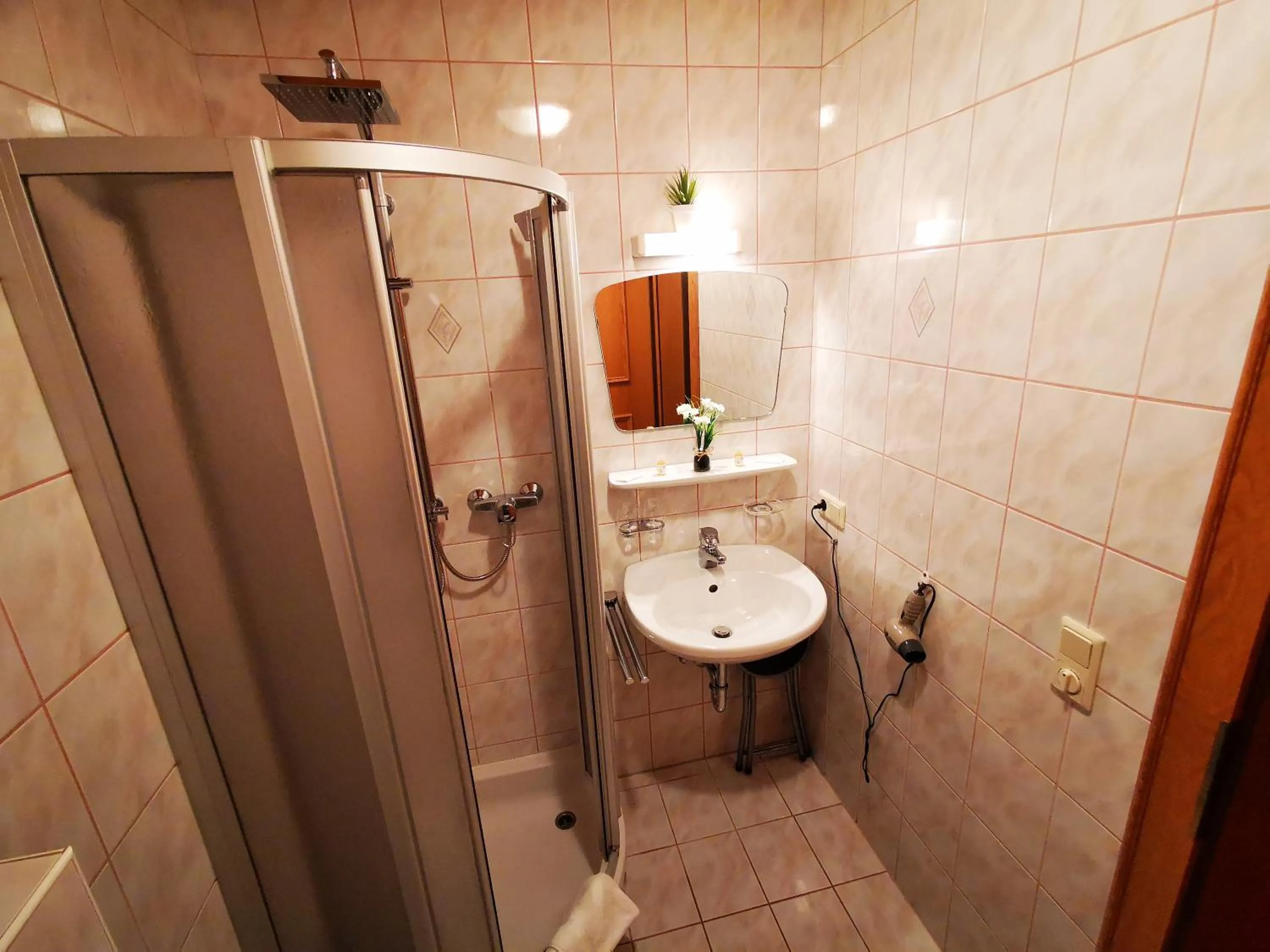 Shower in Gasthof Geronimo