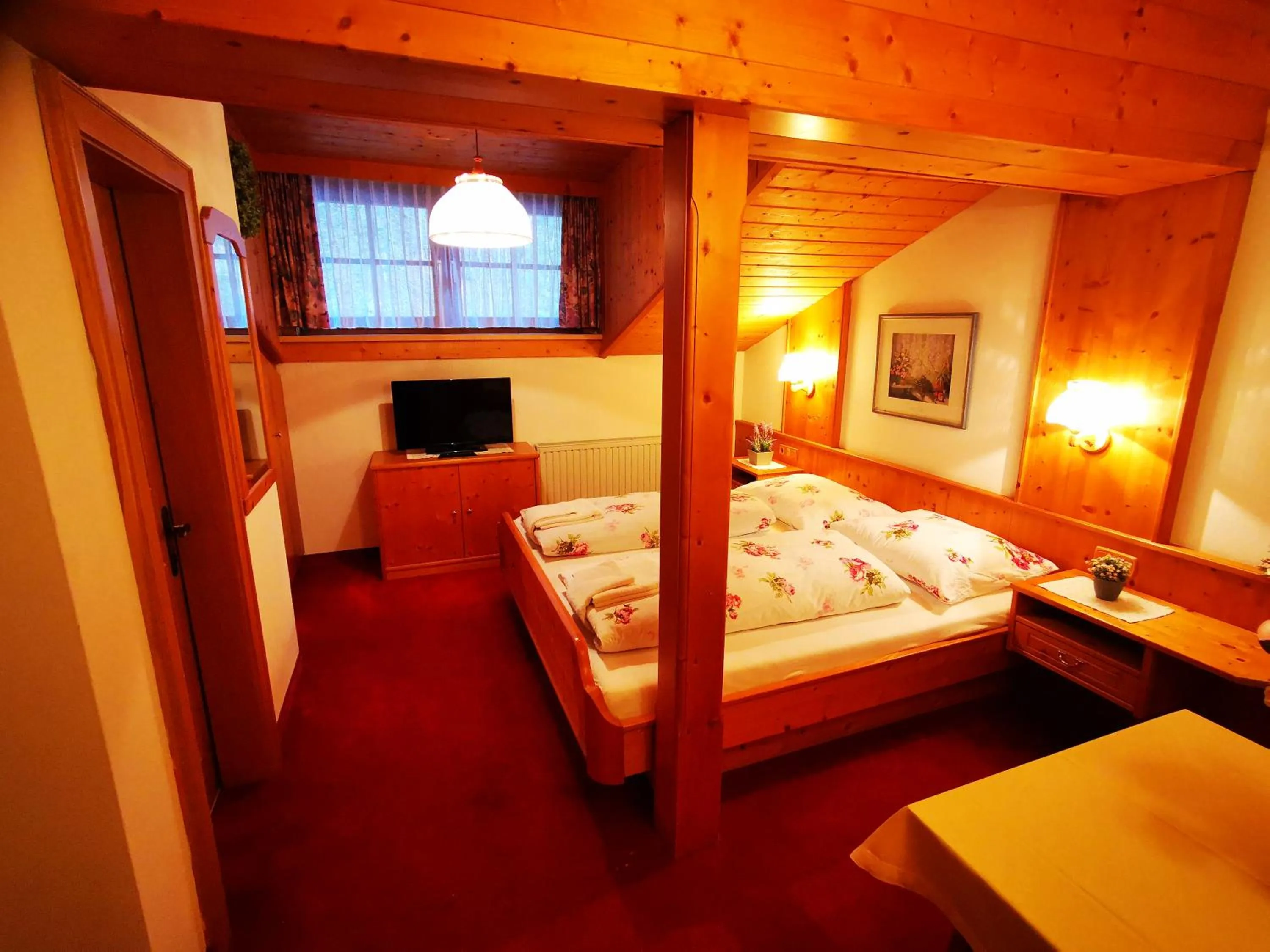 Photo of the whole room, Bed in Gasthof Geronimo