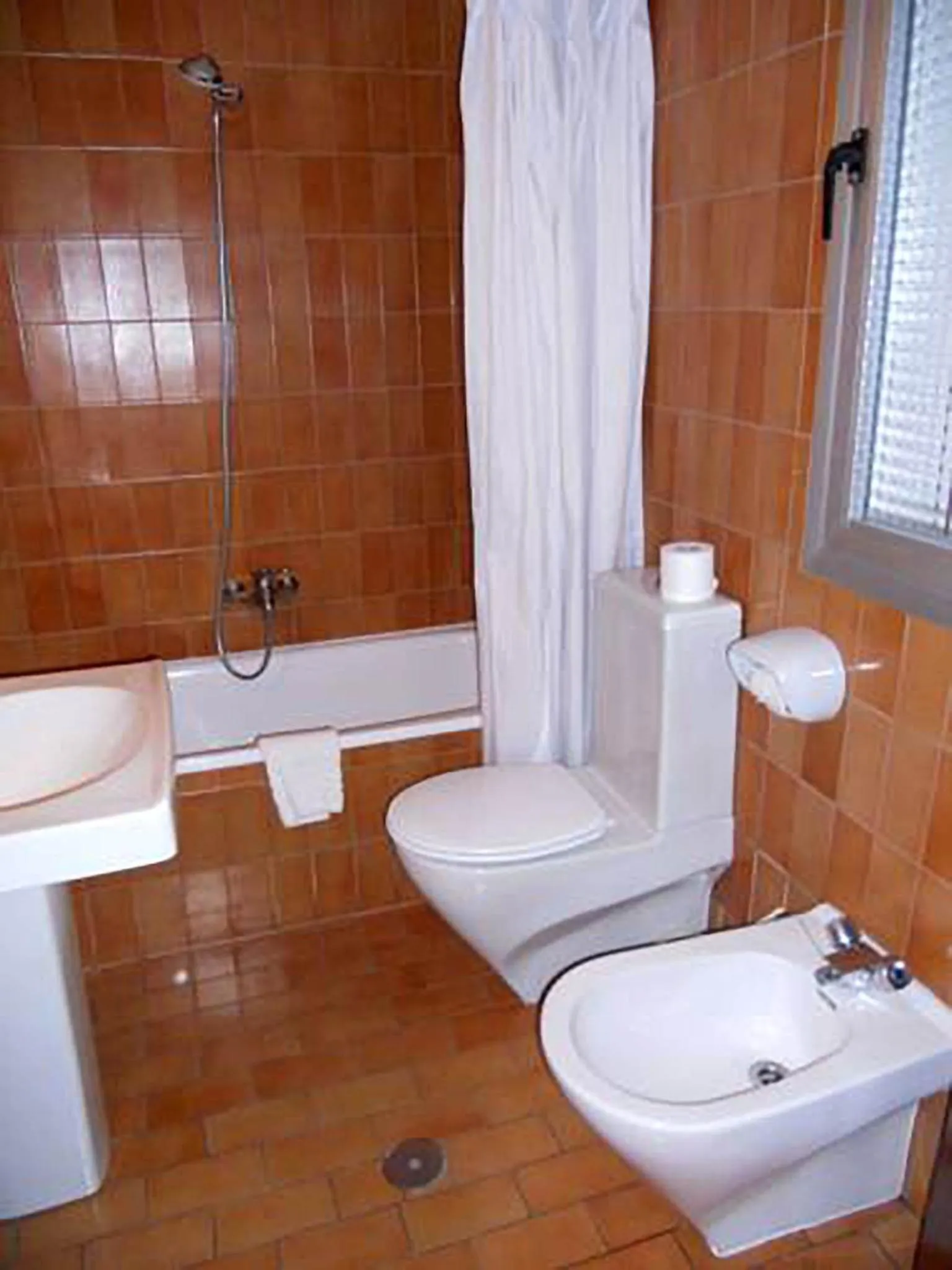 Toilet in Hostal Cortes