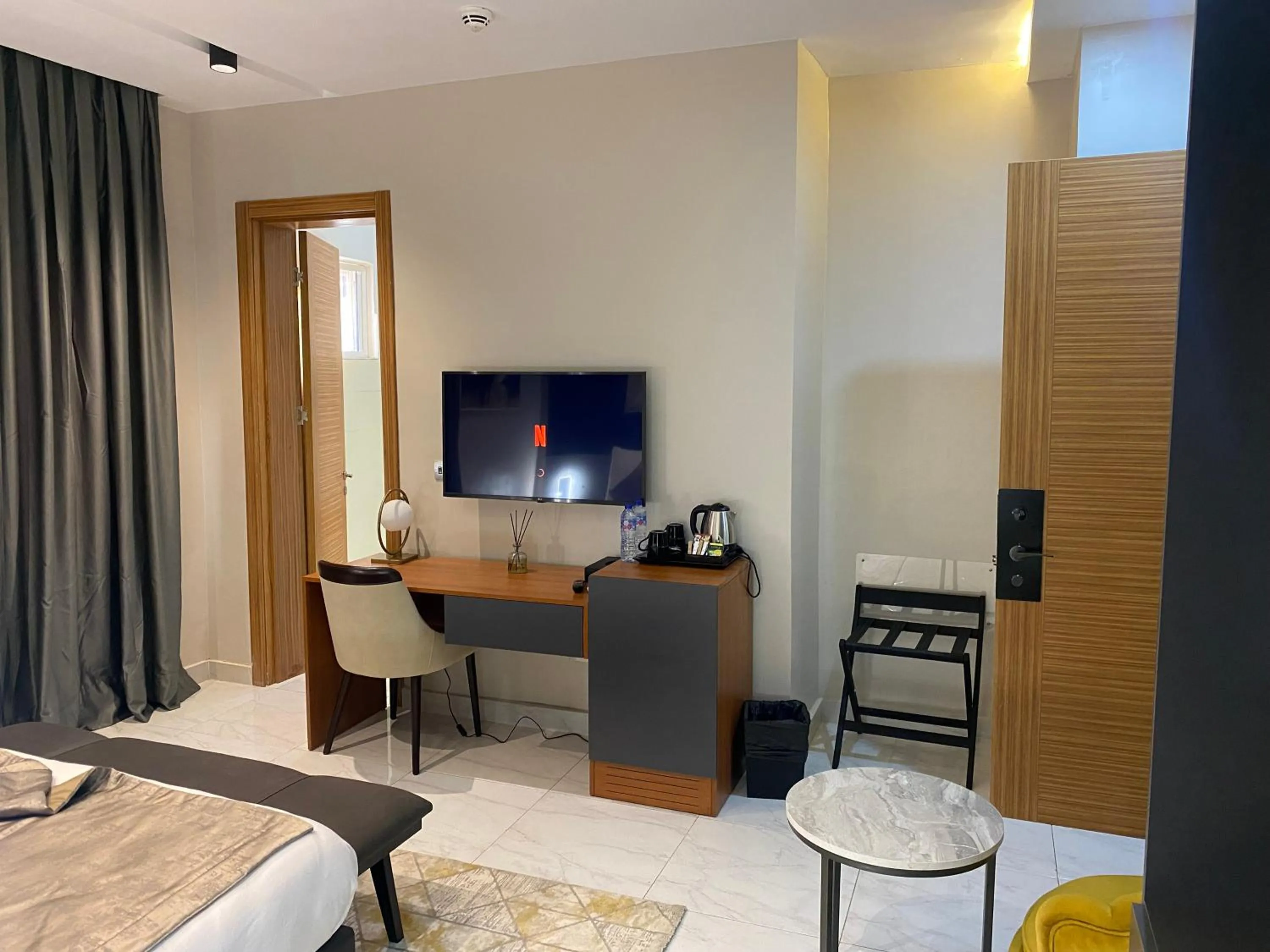 Communal lounge/ TV room in Wali's Suites