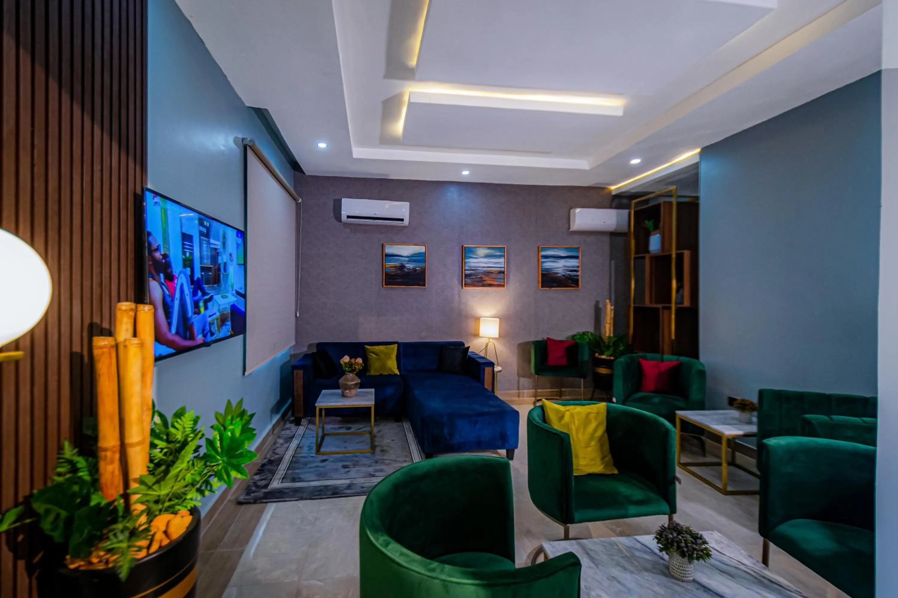 Communal lounge/ TV room in Wali's Suites