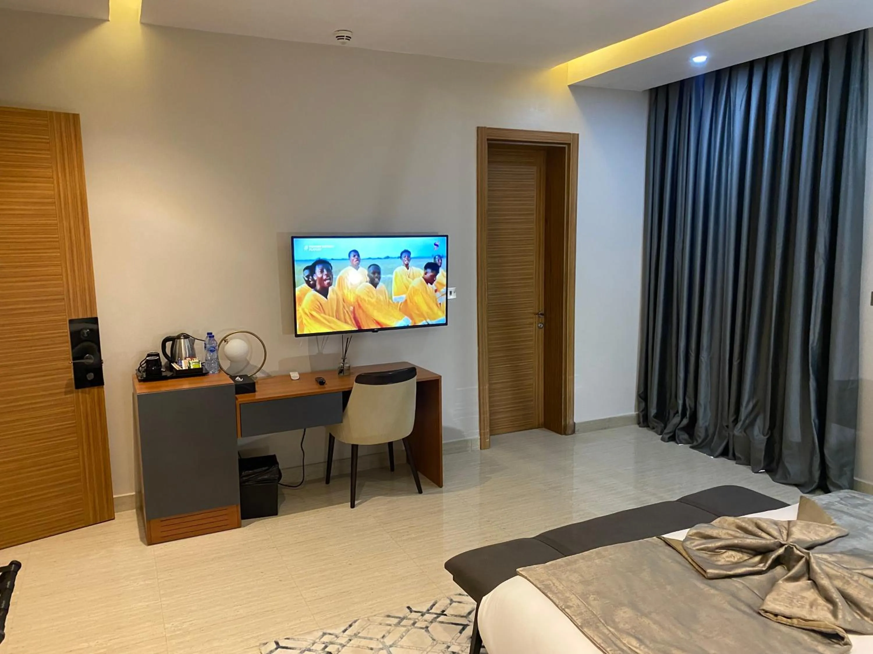 Communal lounge/ TV room in Wali's Suites
