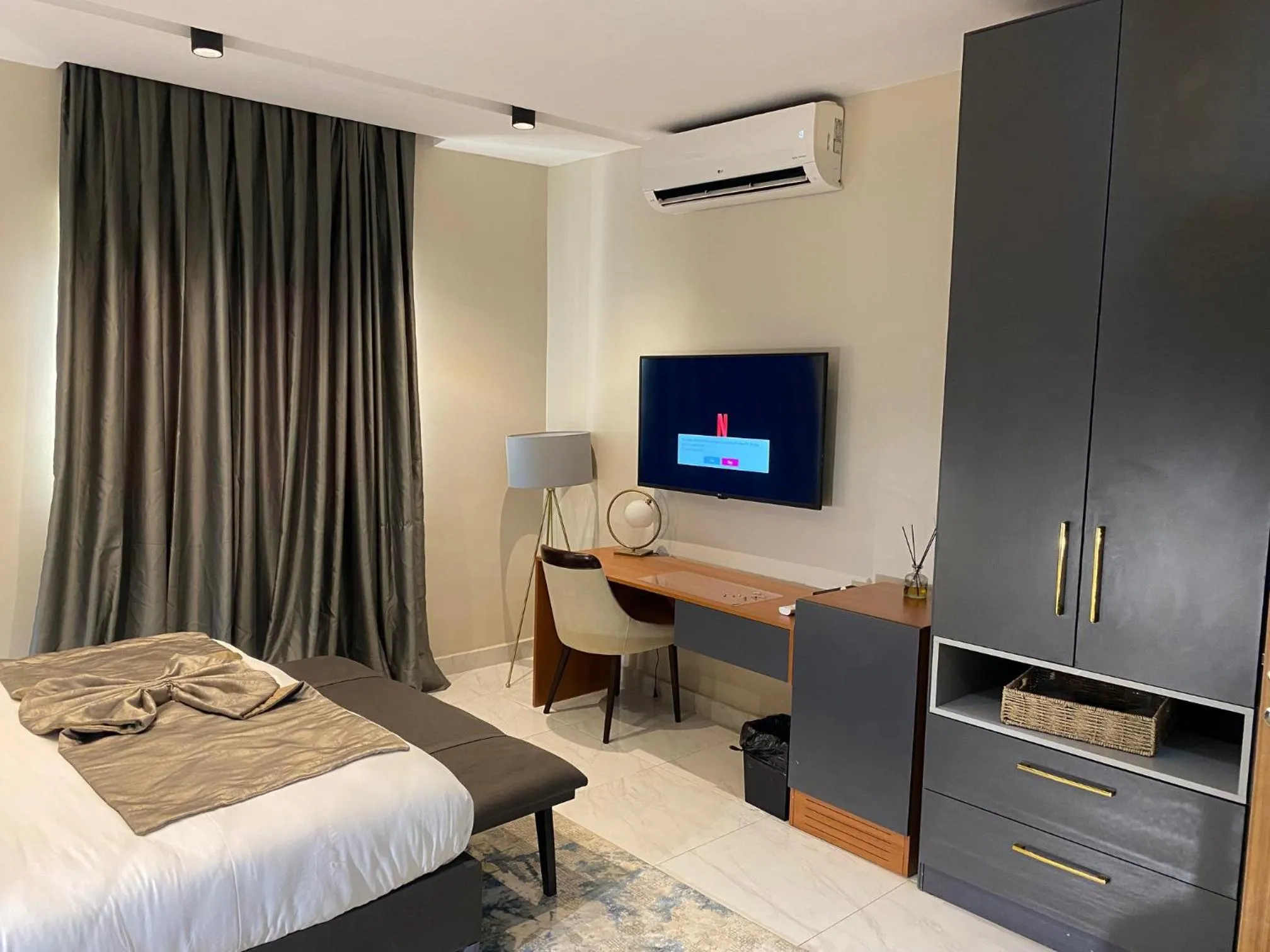 Communal lounge/ TV room, Bed in Wali's Suites