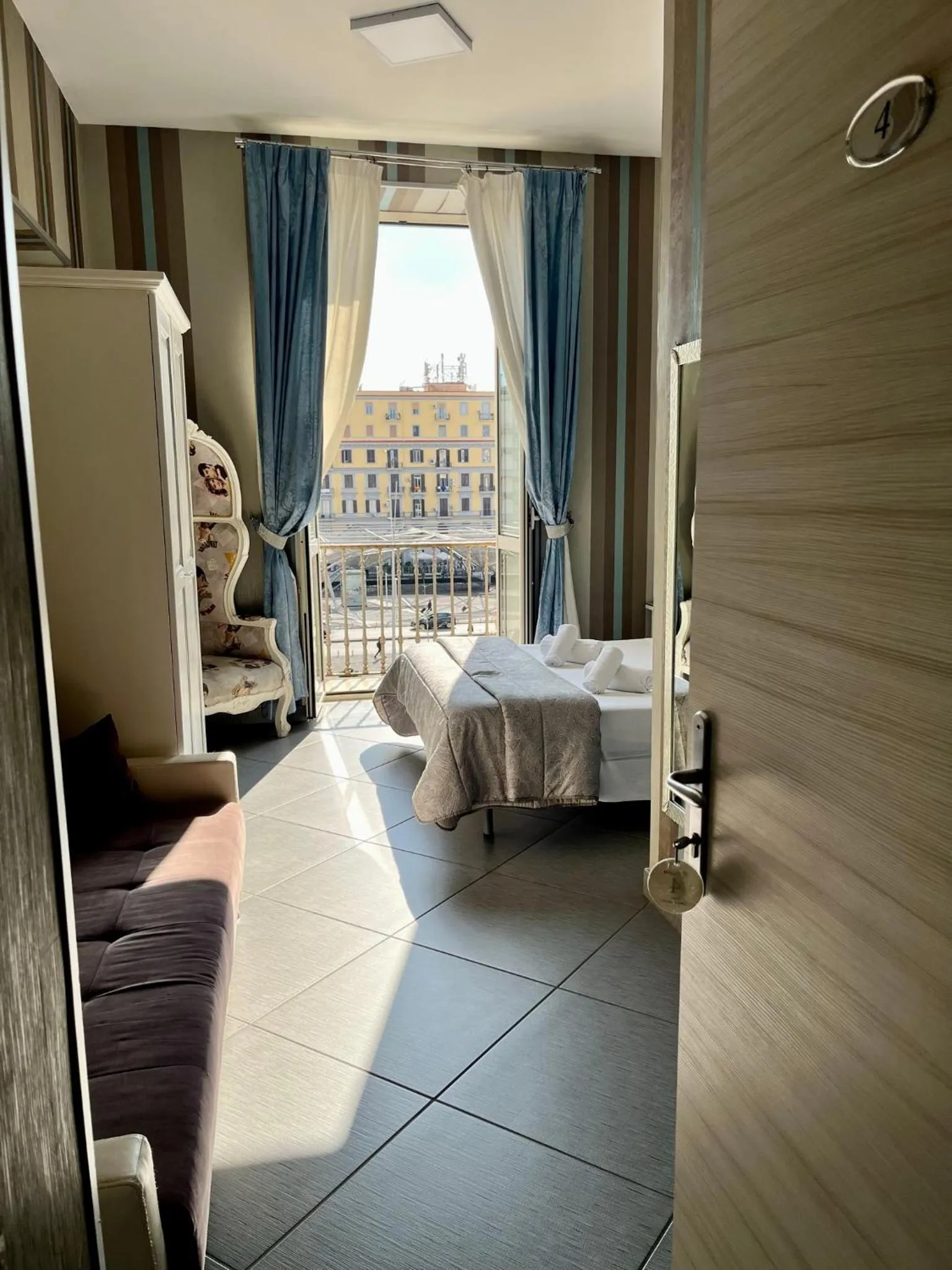 Photo of the whole room in New Sayonara