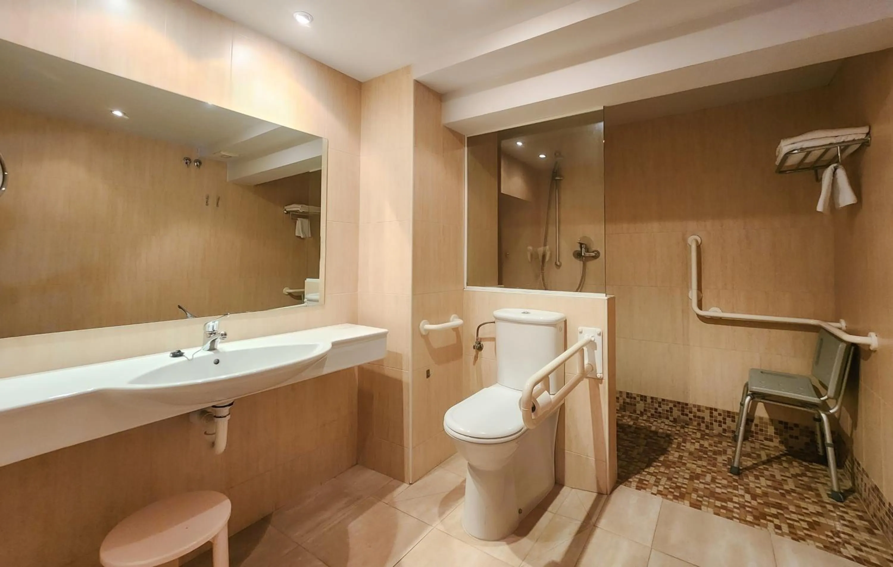 Shower in Hotel Faranda Alisas Santander, Ascend Hotel Collection