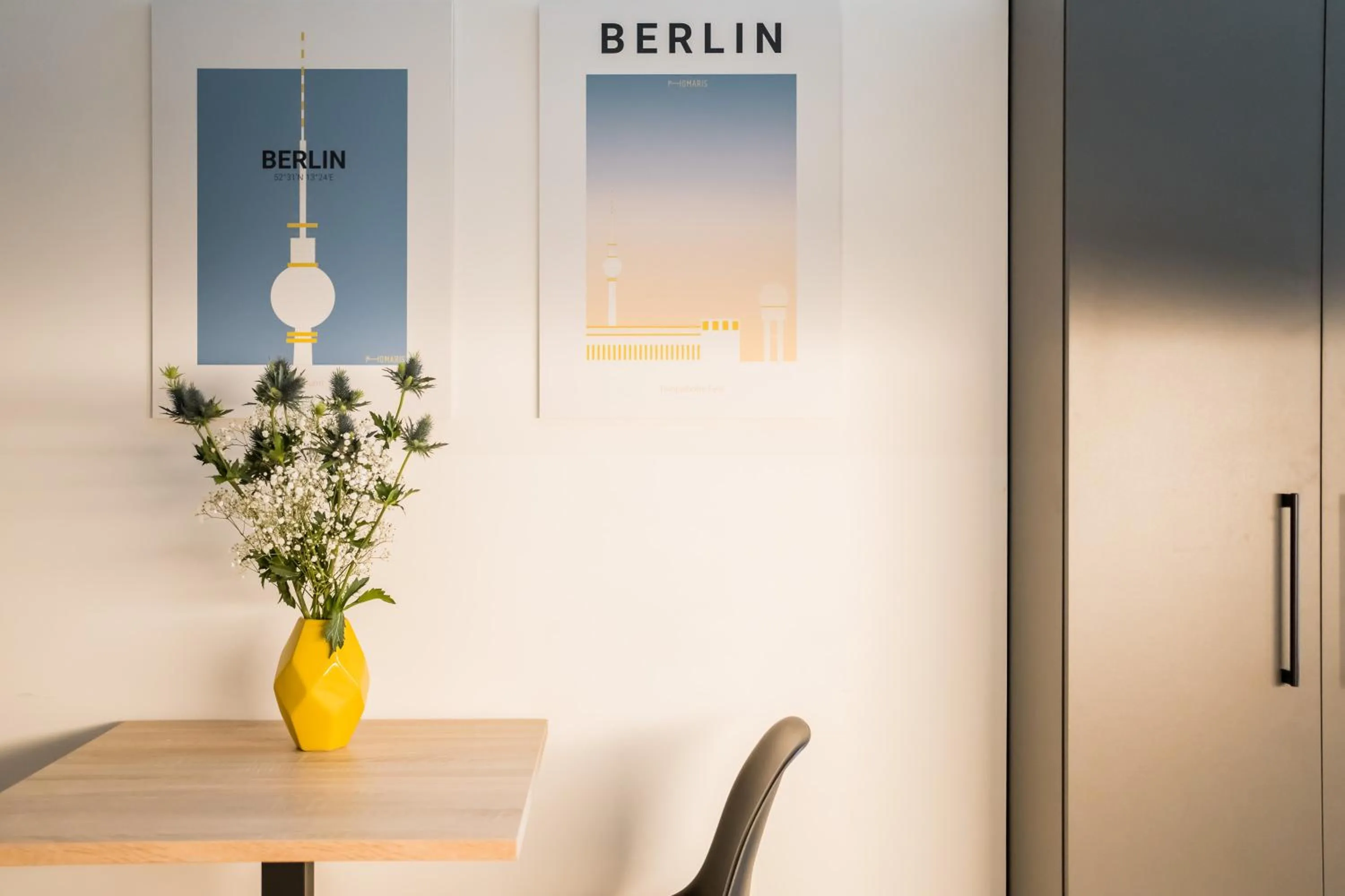 Dining area in Homaris Boxi Studios