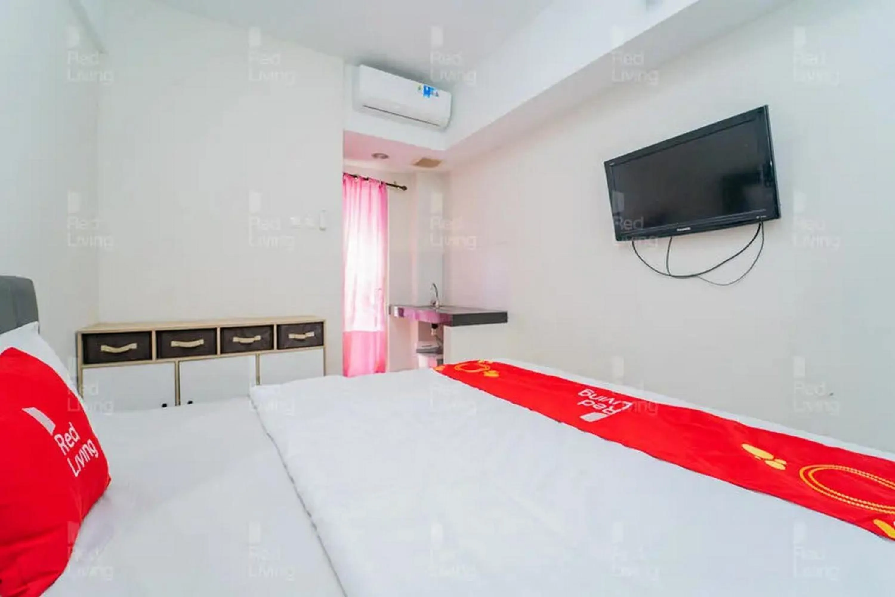 Bedroom, Bed in RedLiving Apartemen Green Lake View Cimanggis - WIN Property