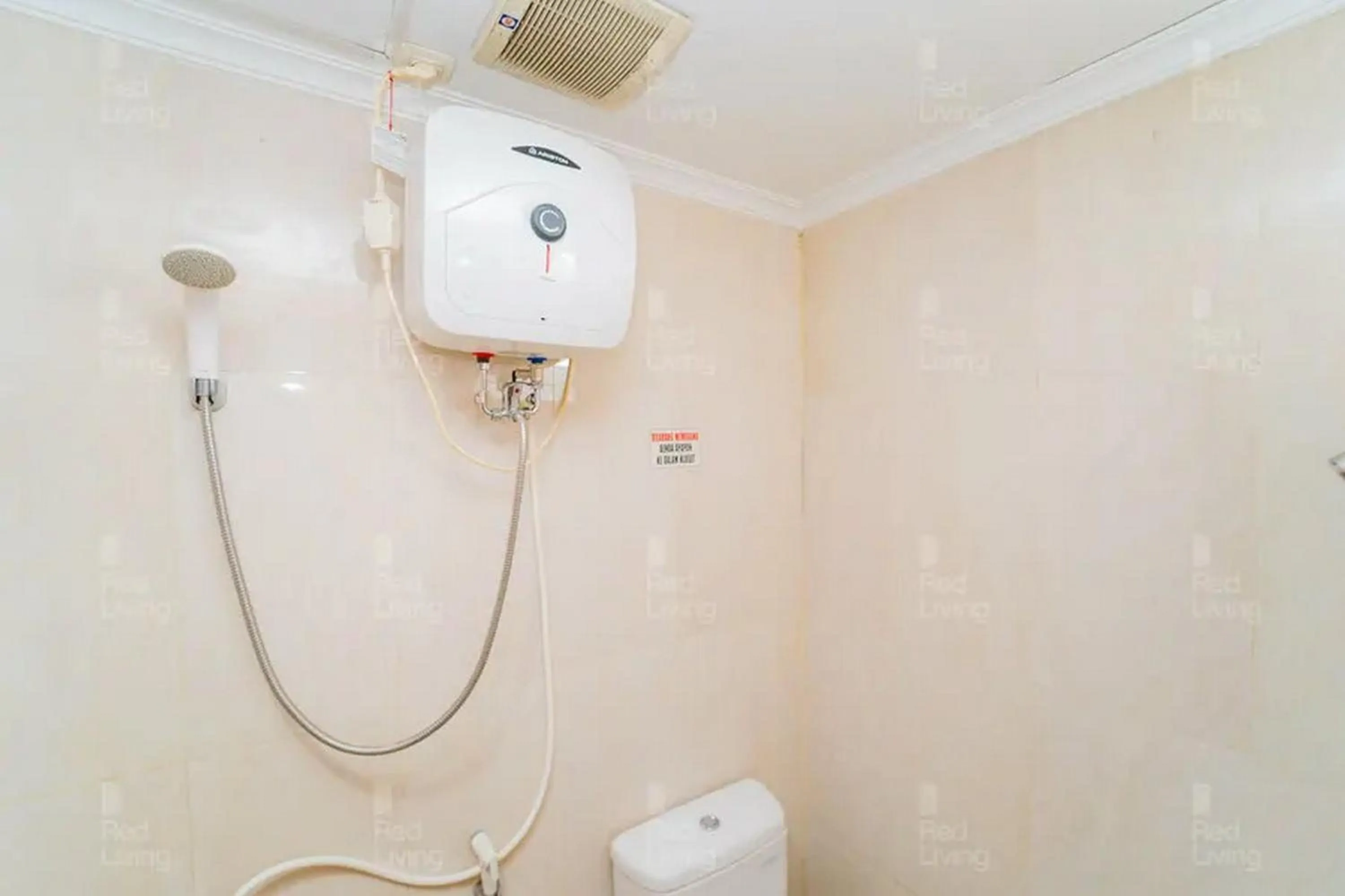 Bathroom in RedLiving Apartemen Green Lake View Cimanggis - WIN Property