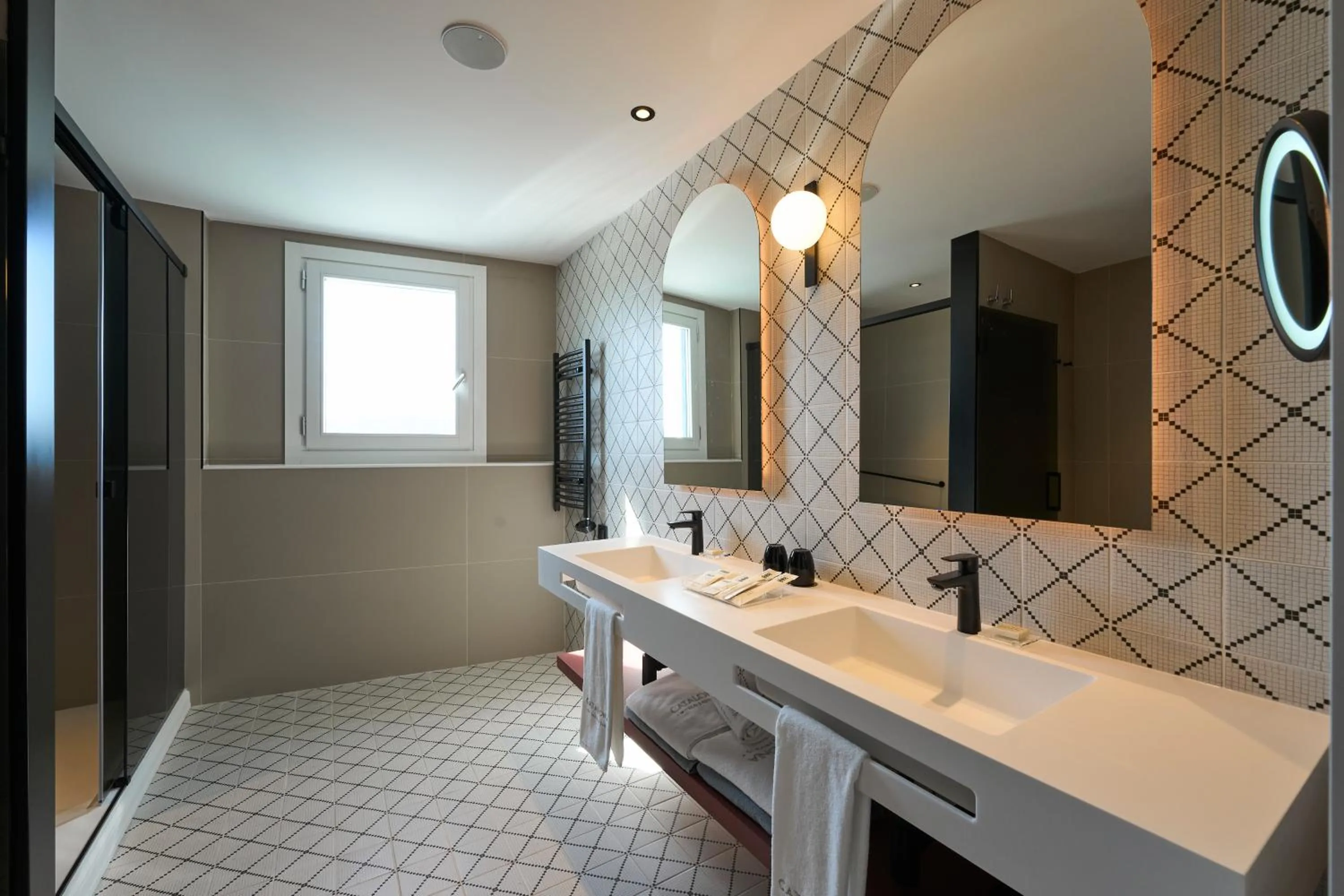 Shower in Catalonia Ramblas 4* Sup