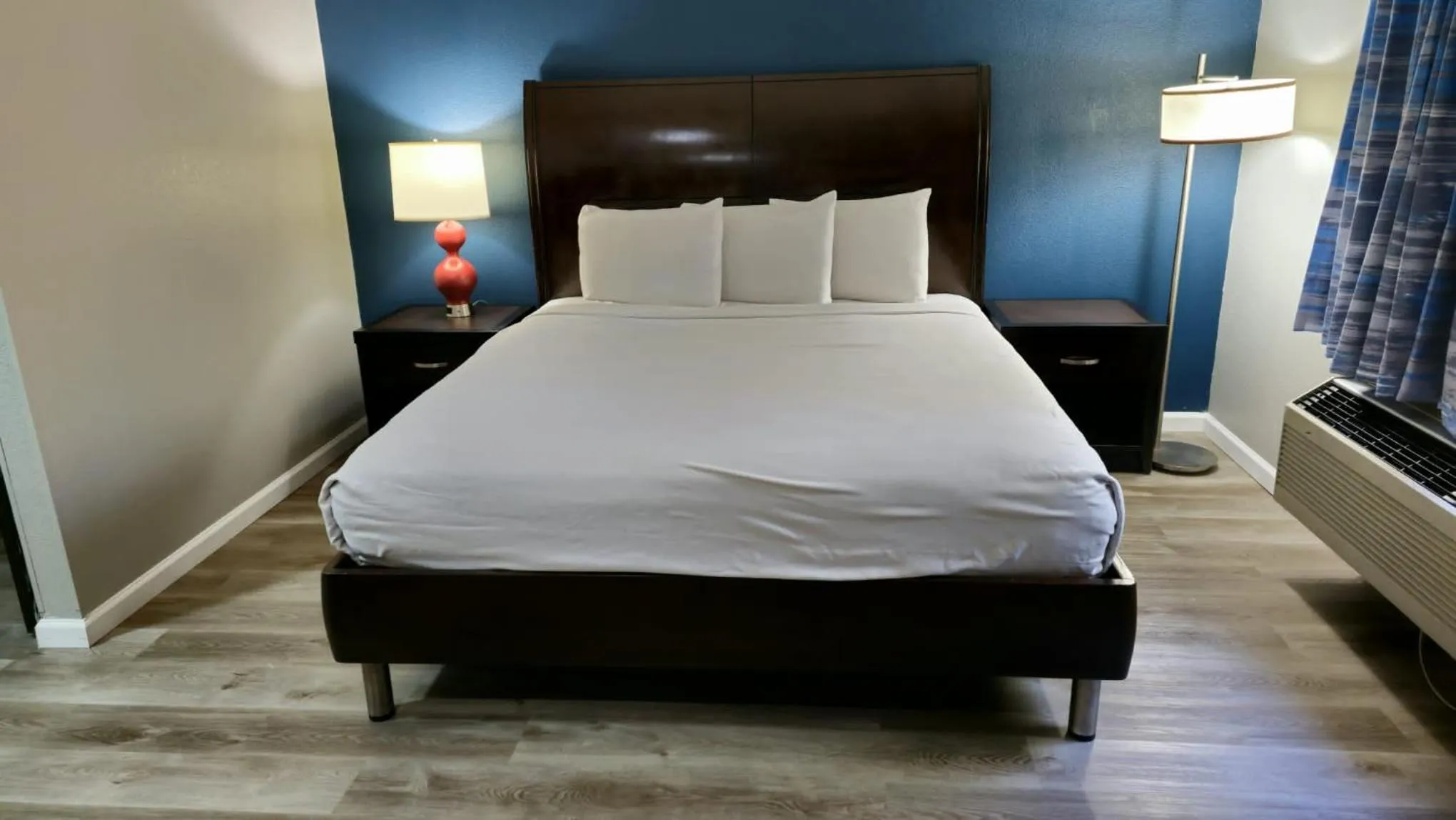 Bed in Budget Inn, Hwy 41