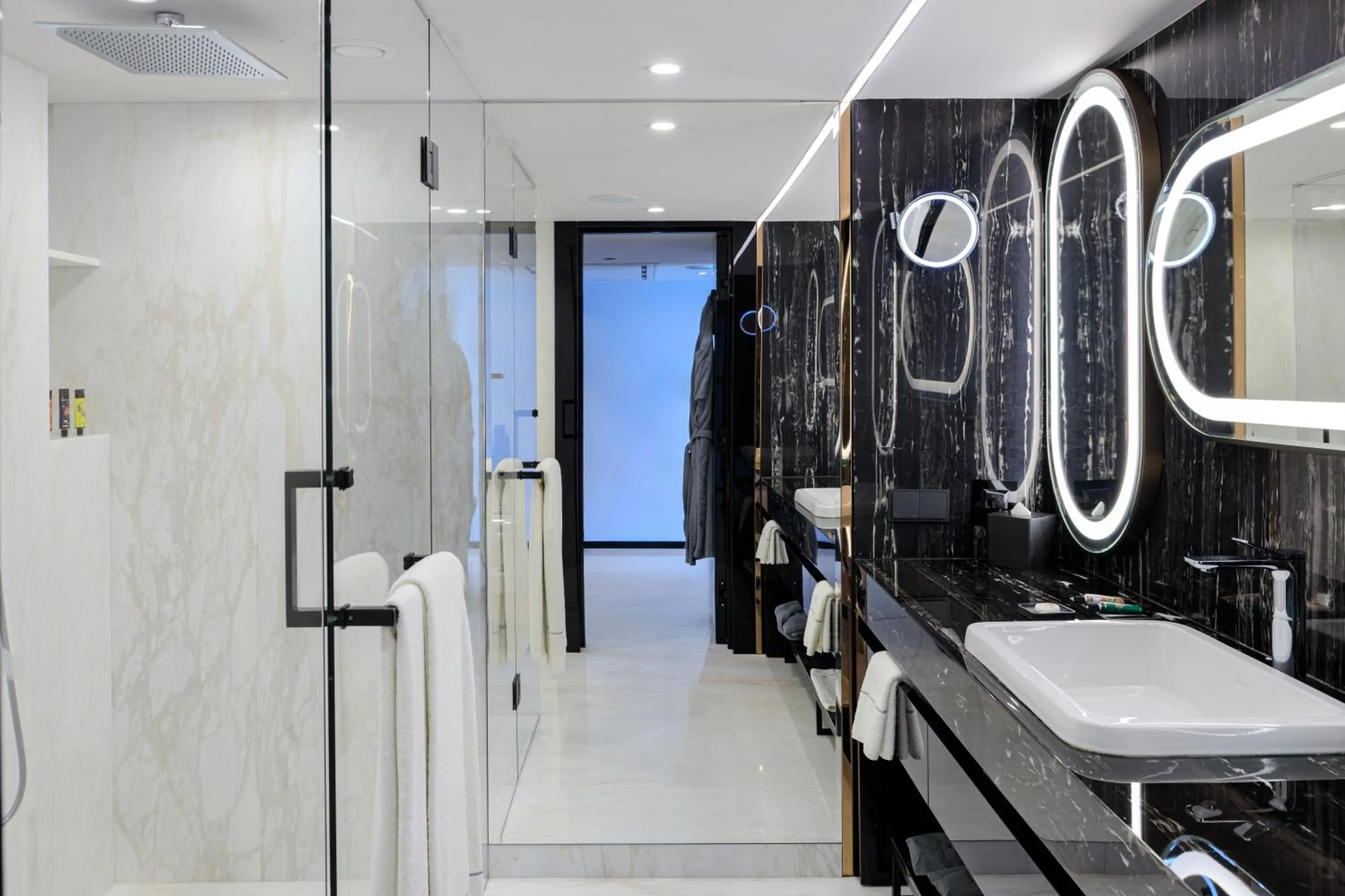 Shower in Seven Visions Resort and Places, the Dvin