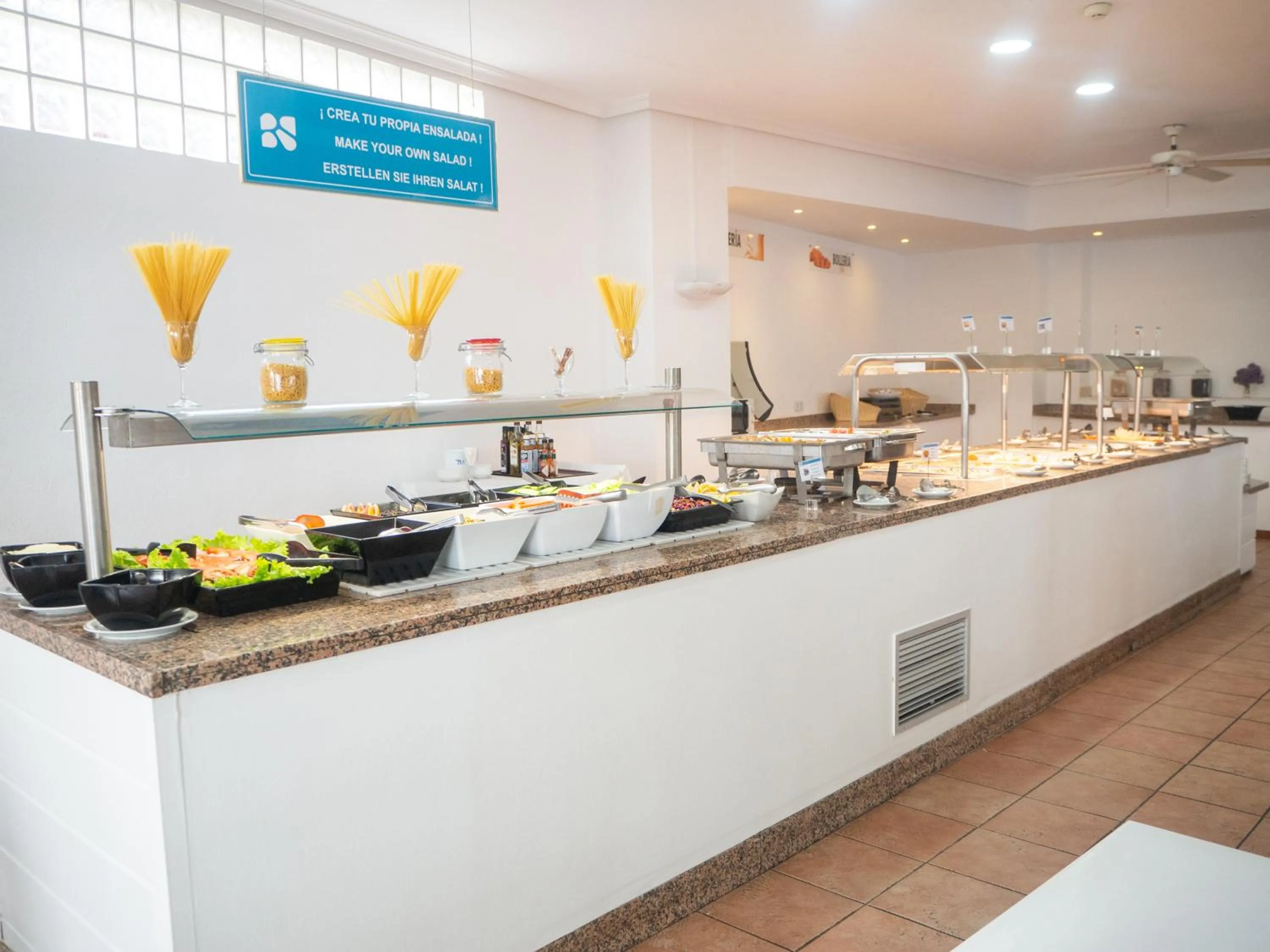 Restaurant/places to eat in BLUESEA Apartamentos Callao Garden