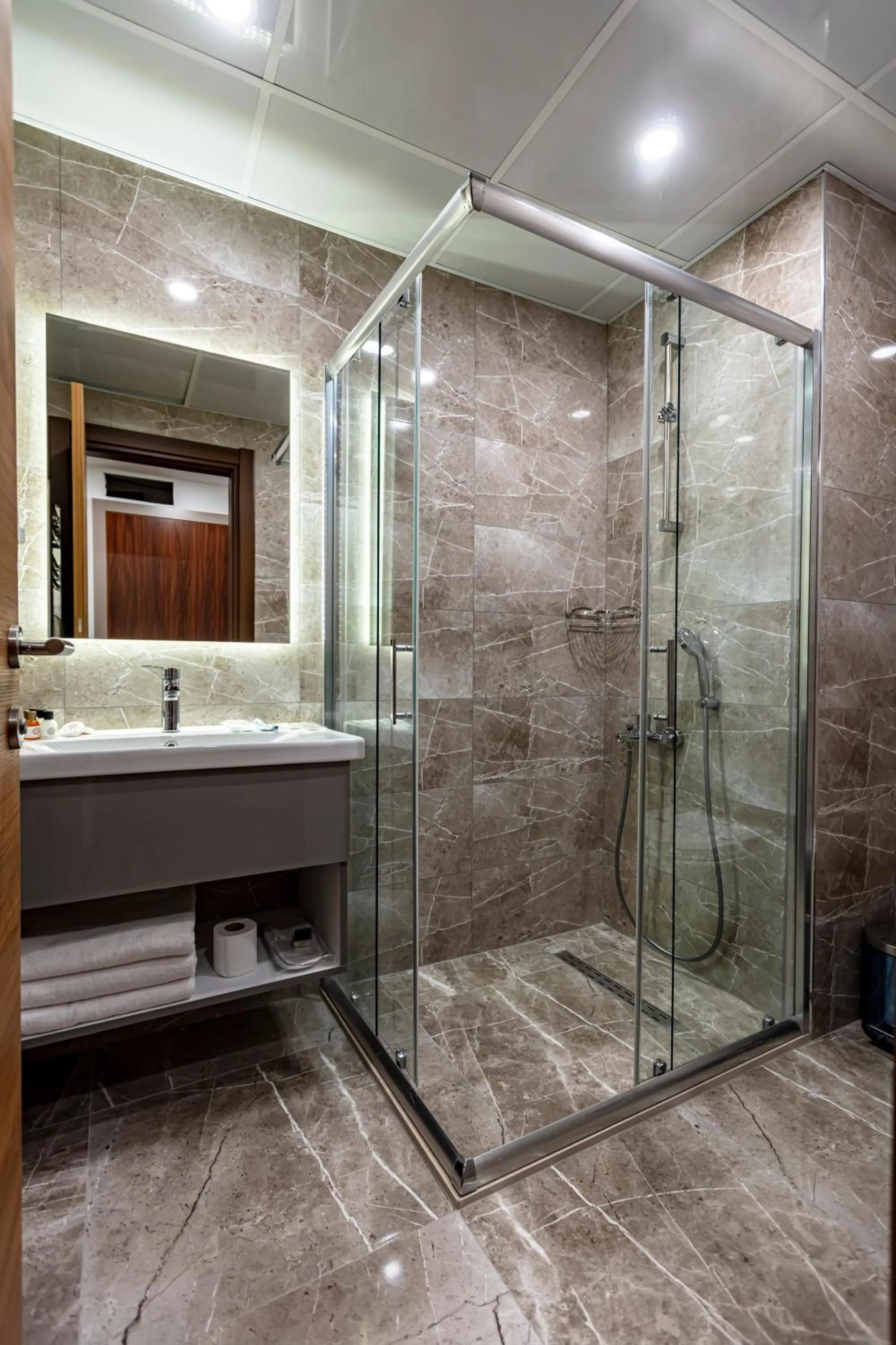 Toilet in GRAND HAMİT By Karadayı Airport Hotel