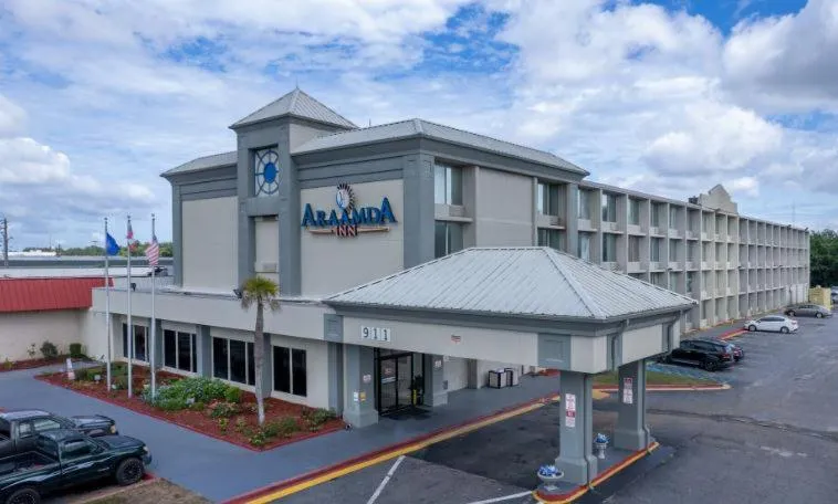 Facade/entrance in Araamada Inn