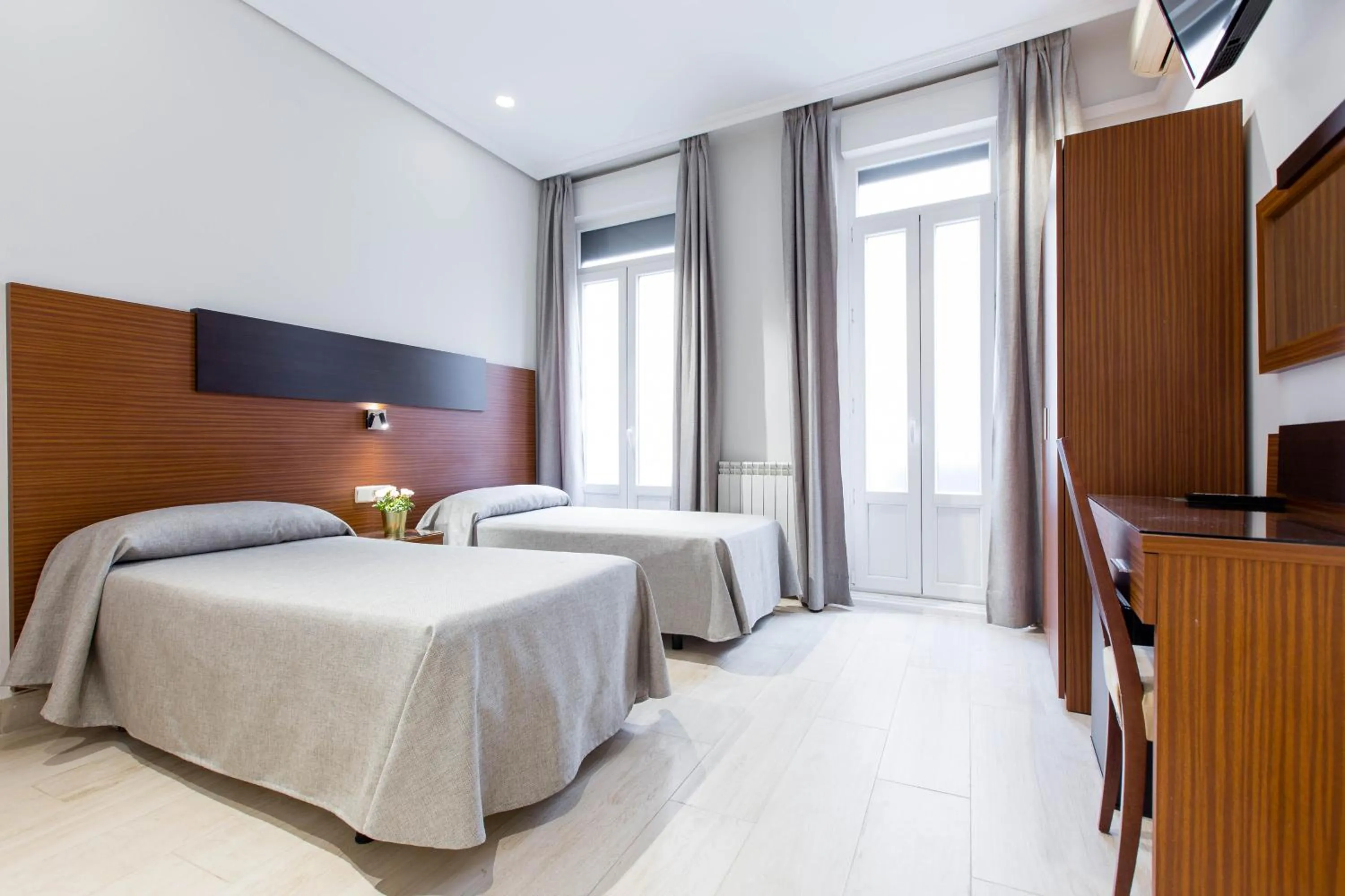 Bathroom, Bed in Hostal Cervelo