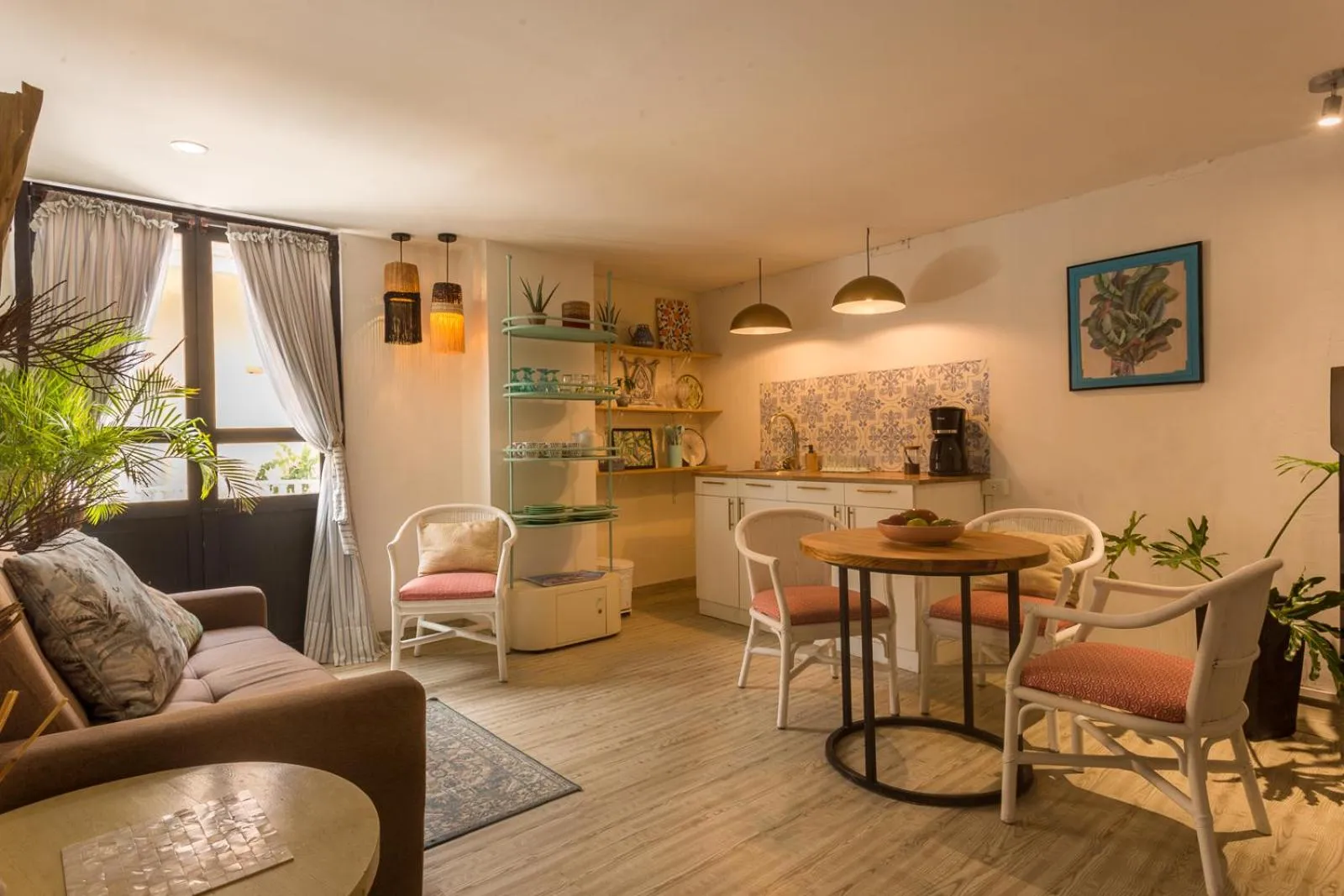 Kitchen or kitchenette in Al Alma Apart-Suites