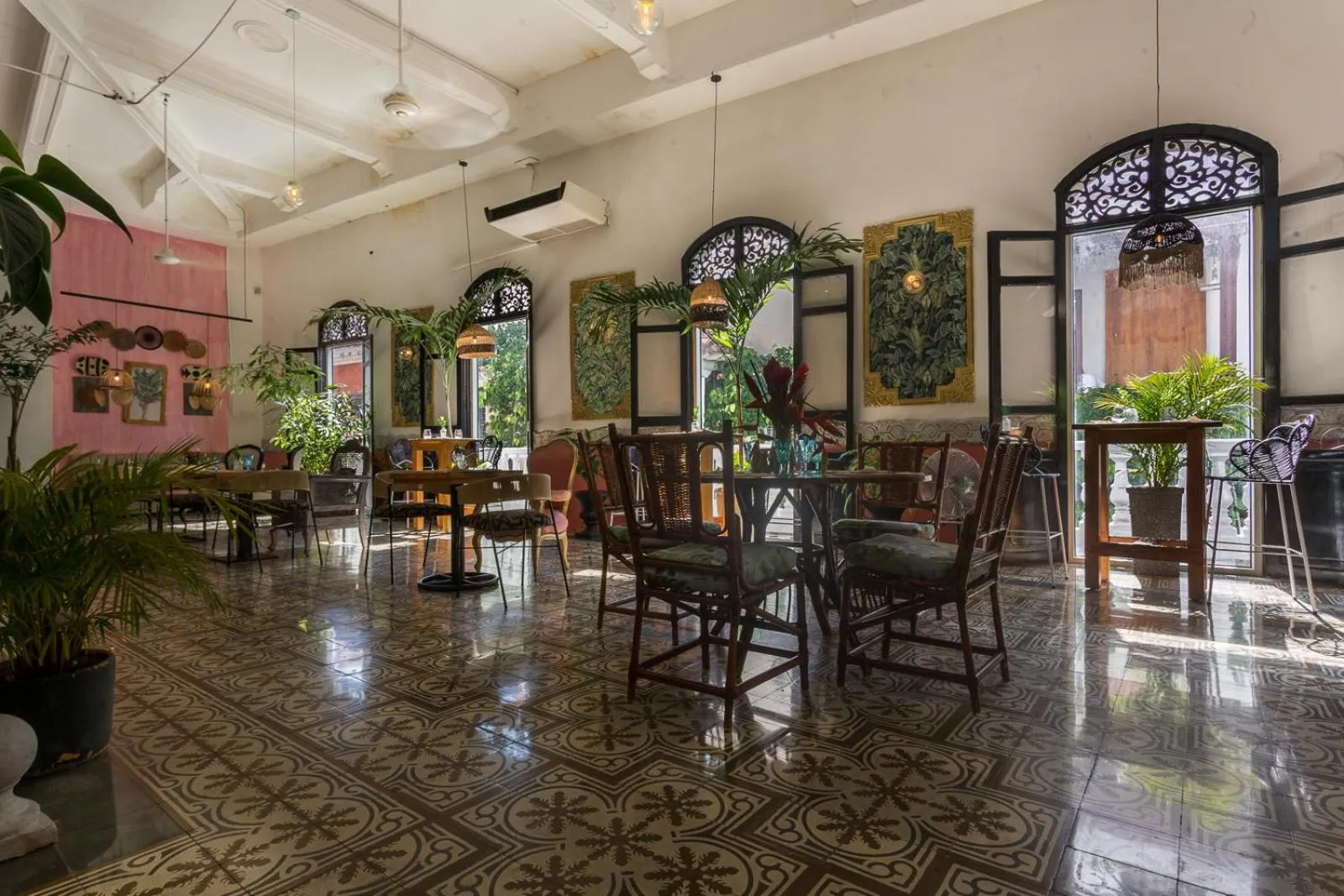 Restaurant/places to eat in Al Alma Apart-Suites