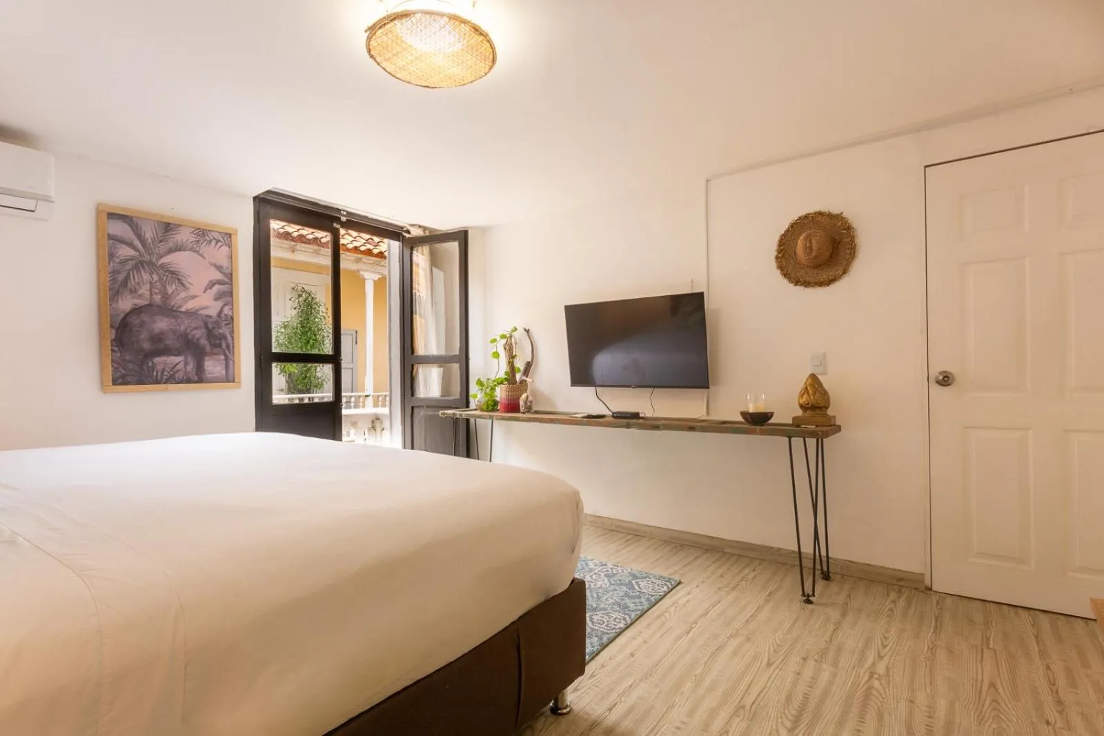 Balcony/Terrace, Bed in Al Alma Apart-Suites