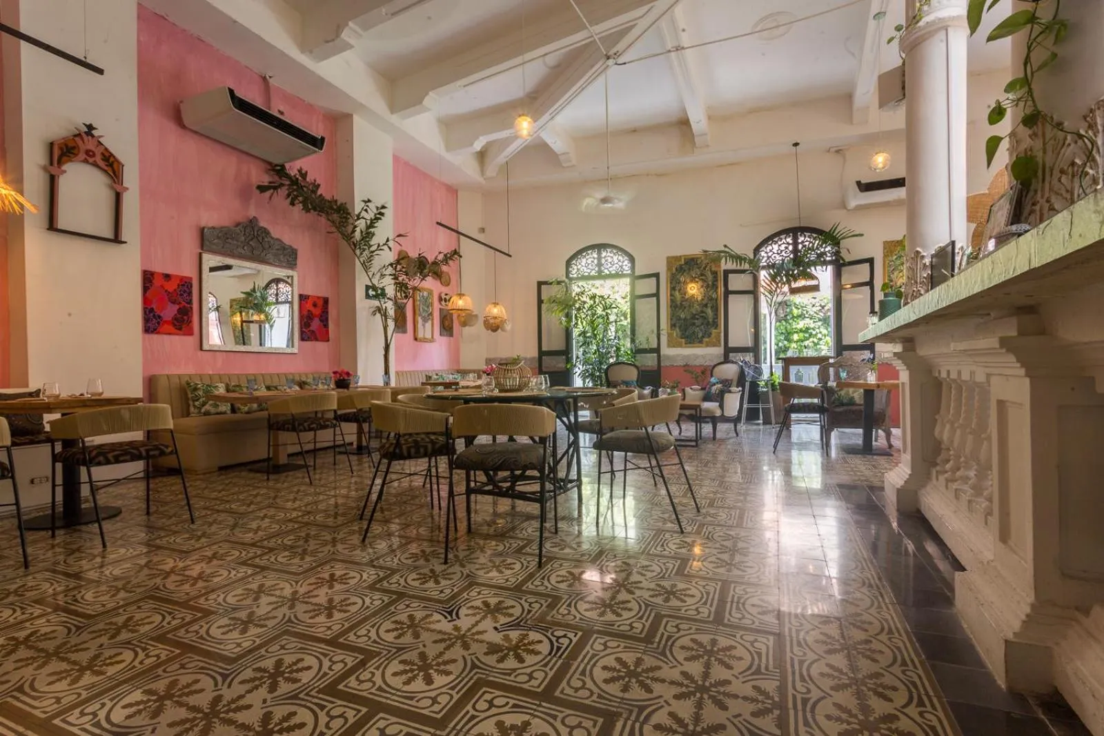 Restaurant/places to eat in Al Alma Apart-Suites