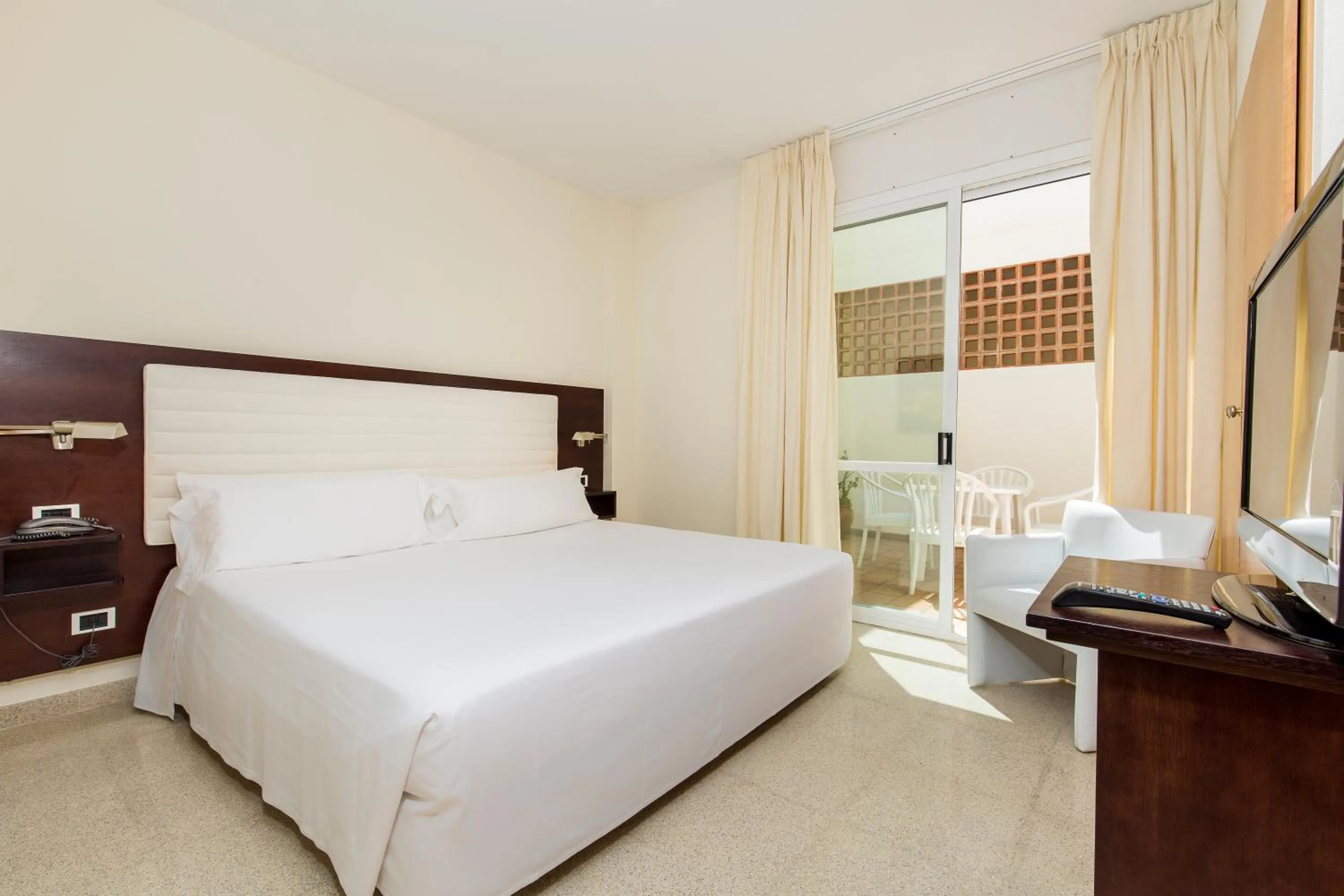 Photo of the whole room, Bed in Gran Hotel Reymar 4 Sup