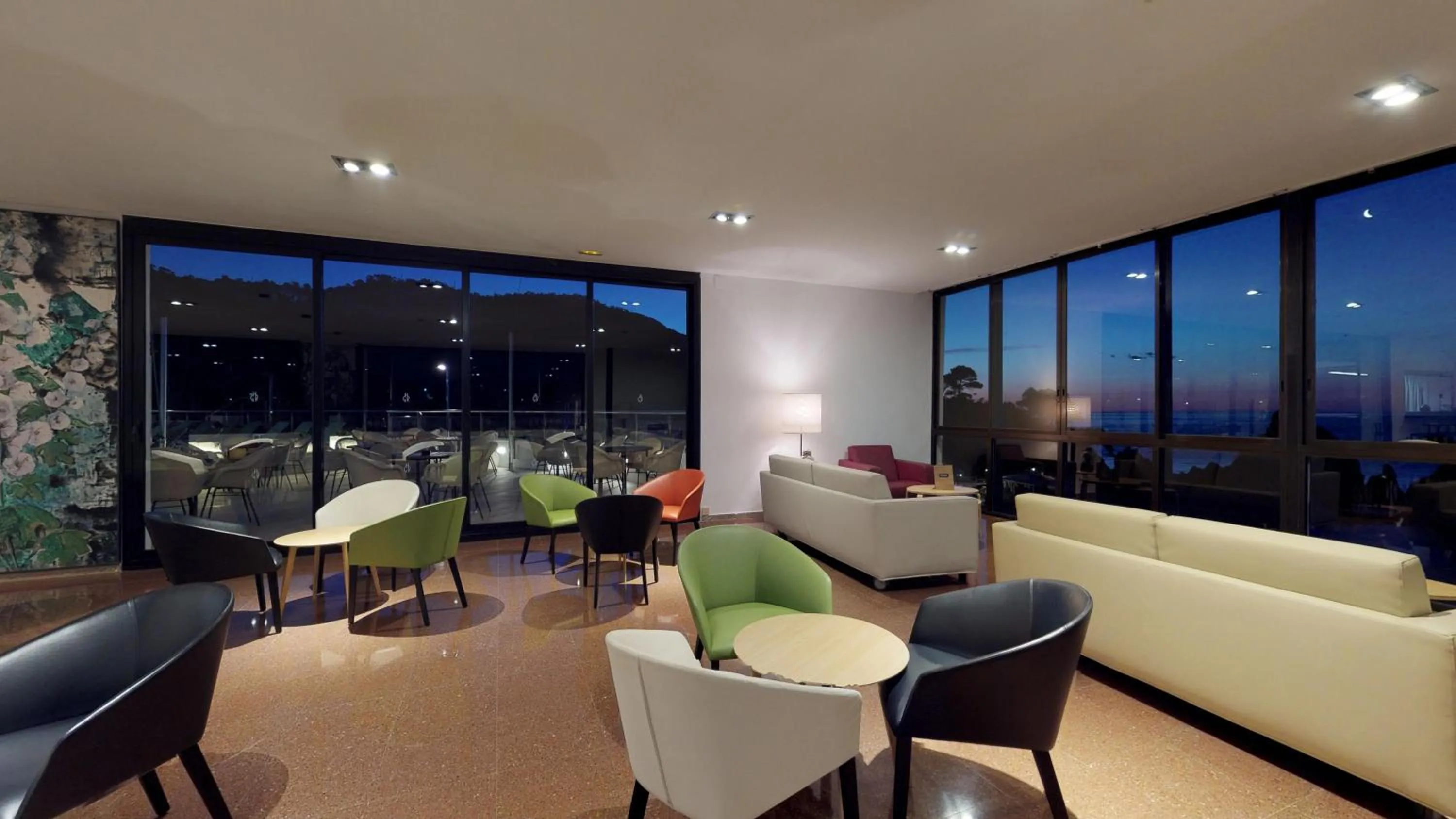 Communal lounge/ TV room in Gran Hotel Reymar 4 Sup