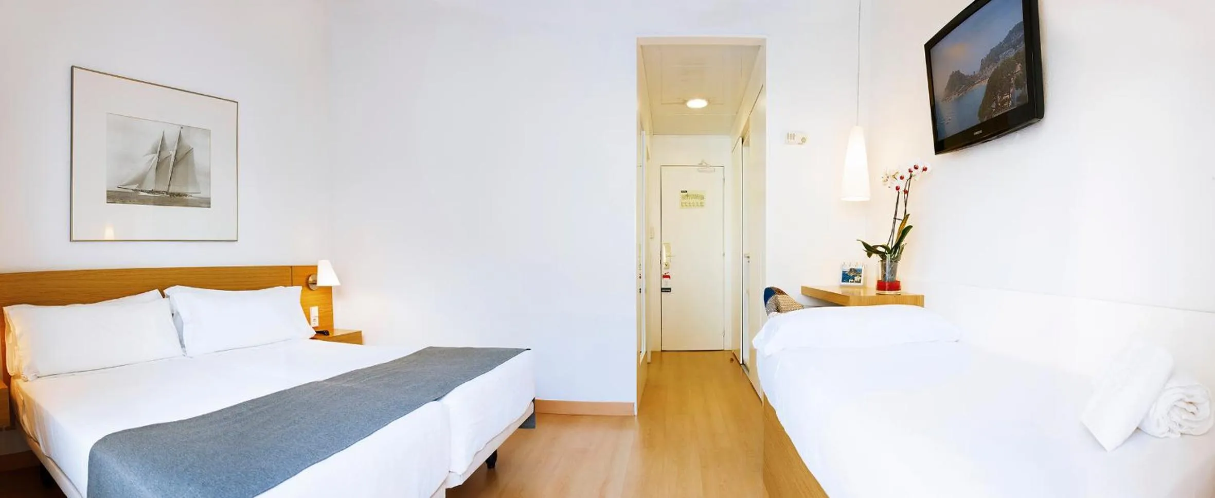 Photo of the whole room, Bed in Gran Hotel Reymar 4 Sup