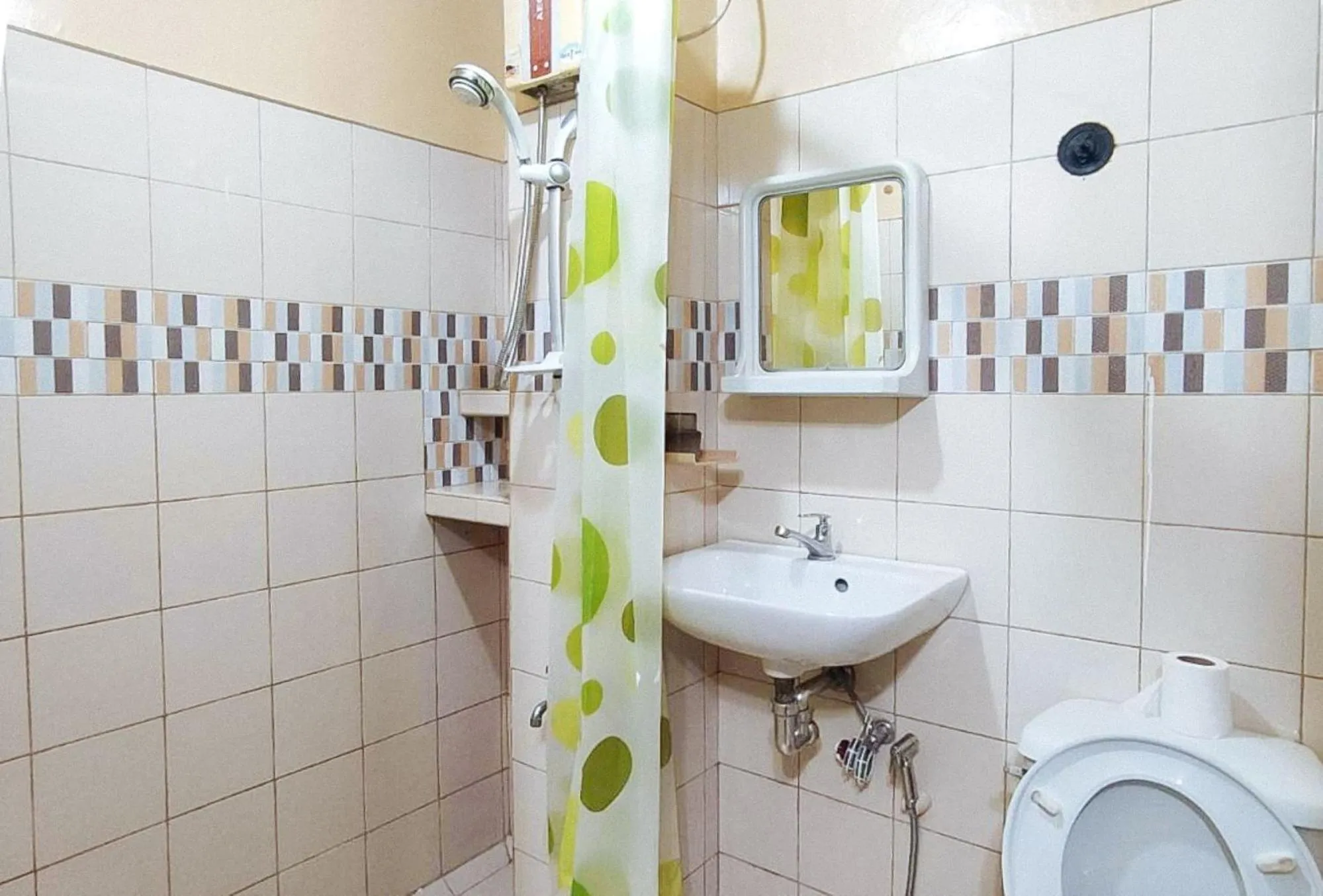 Shower in RedDoorz @ Isabelle Tourist Hotel Hinatuan