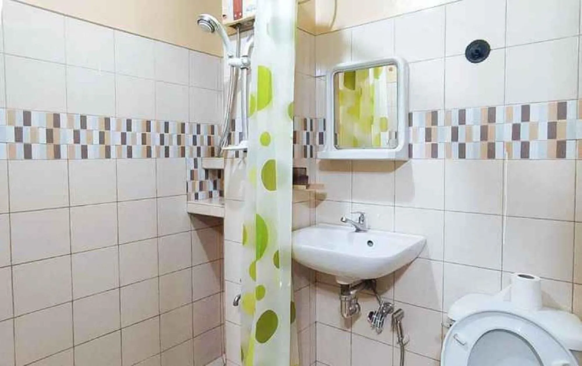 Shower in RedDoorz @ Isabelle Tourist Hotel Hinatuan