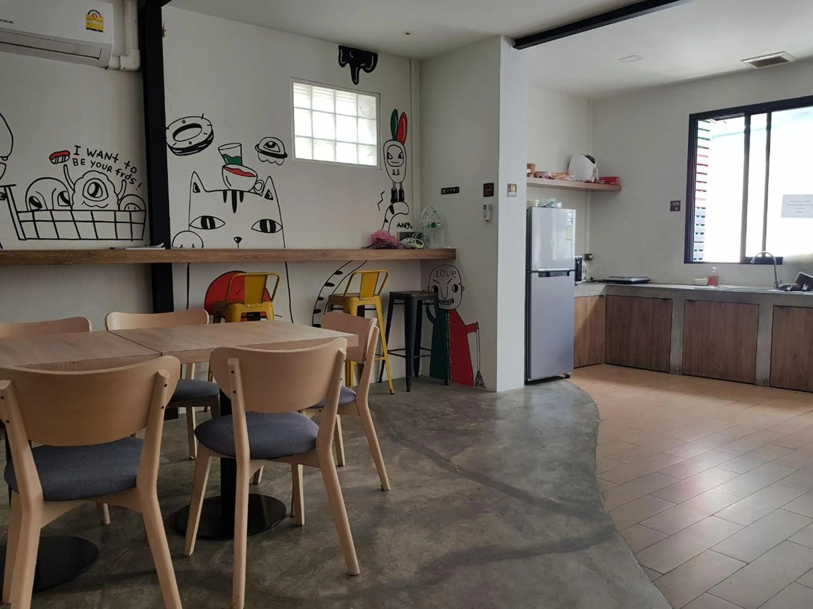 Communal lounge/ TV room in All day hostel at BTS Bang Chak