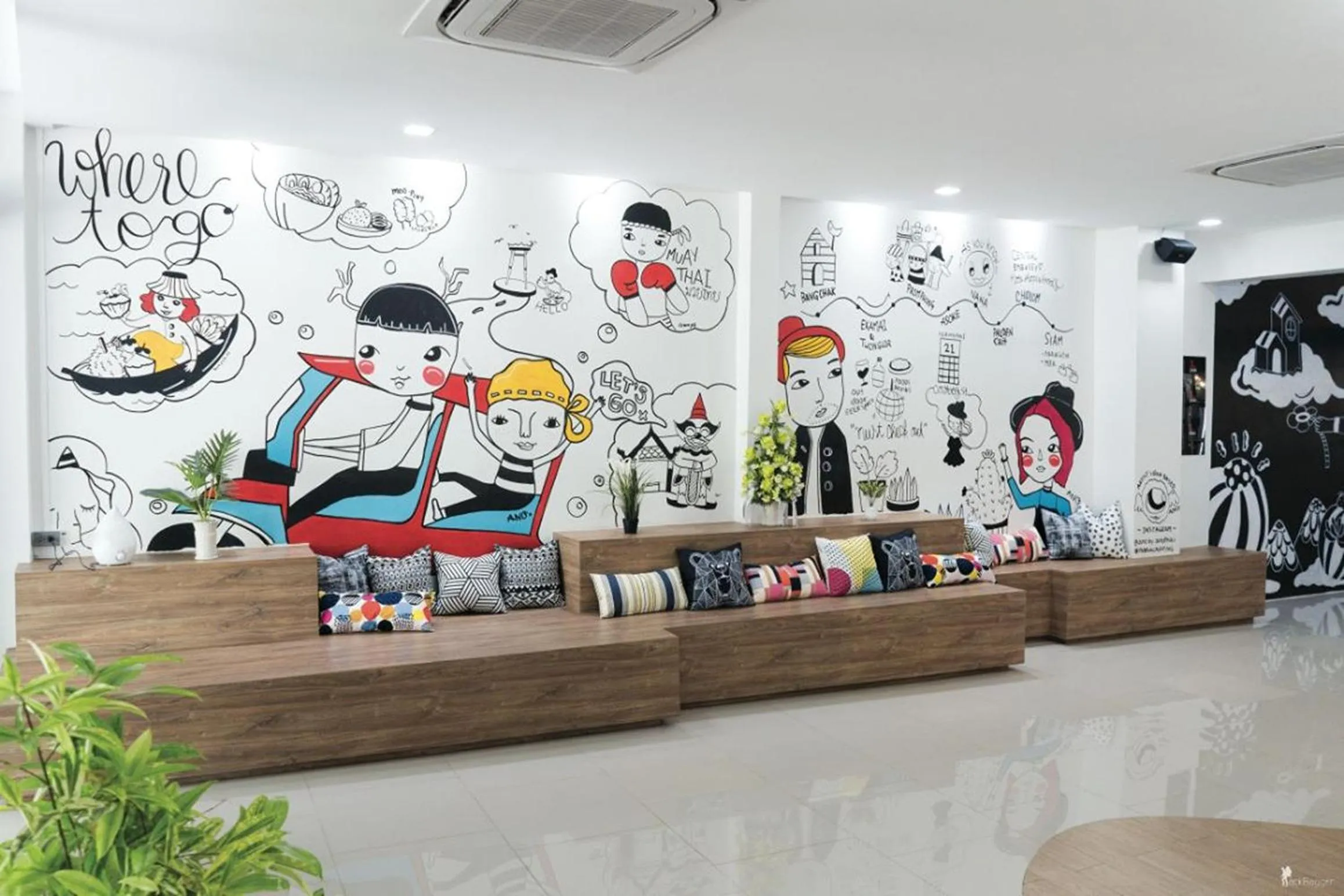 Communal lounge/ TV room in All day hostel at BTS Bang Chak