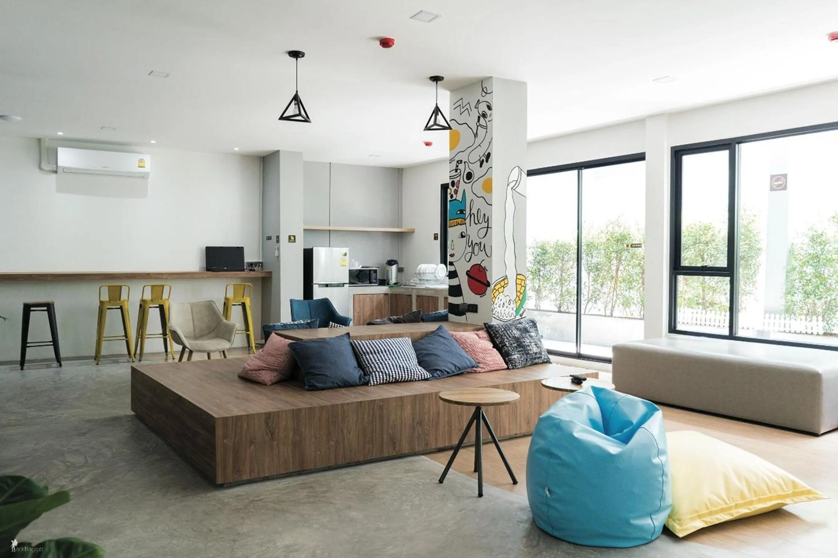 Communal lounge/ TV room in All day hostel at BTS Bang Chak