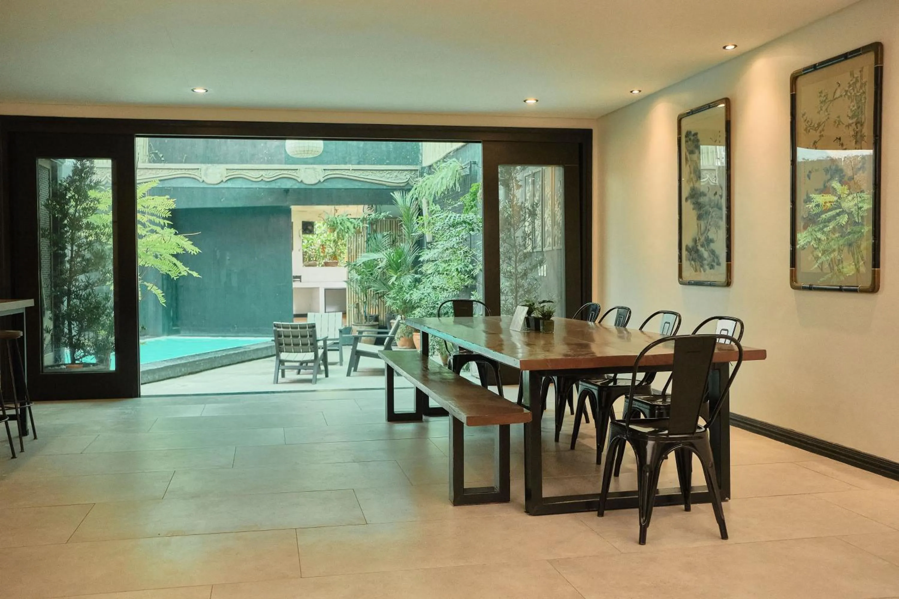 Three-Bedroom Apartment in Tropical Poolhouse QC