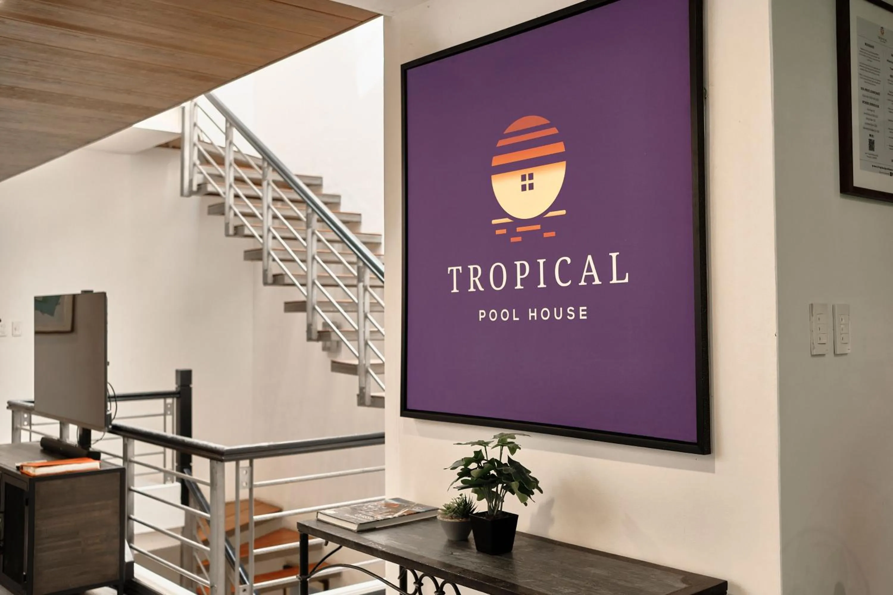 Tropical Poolhouse QC