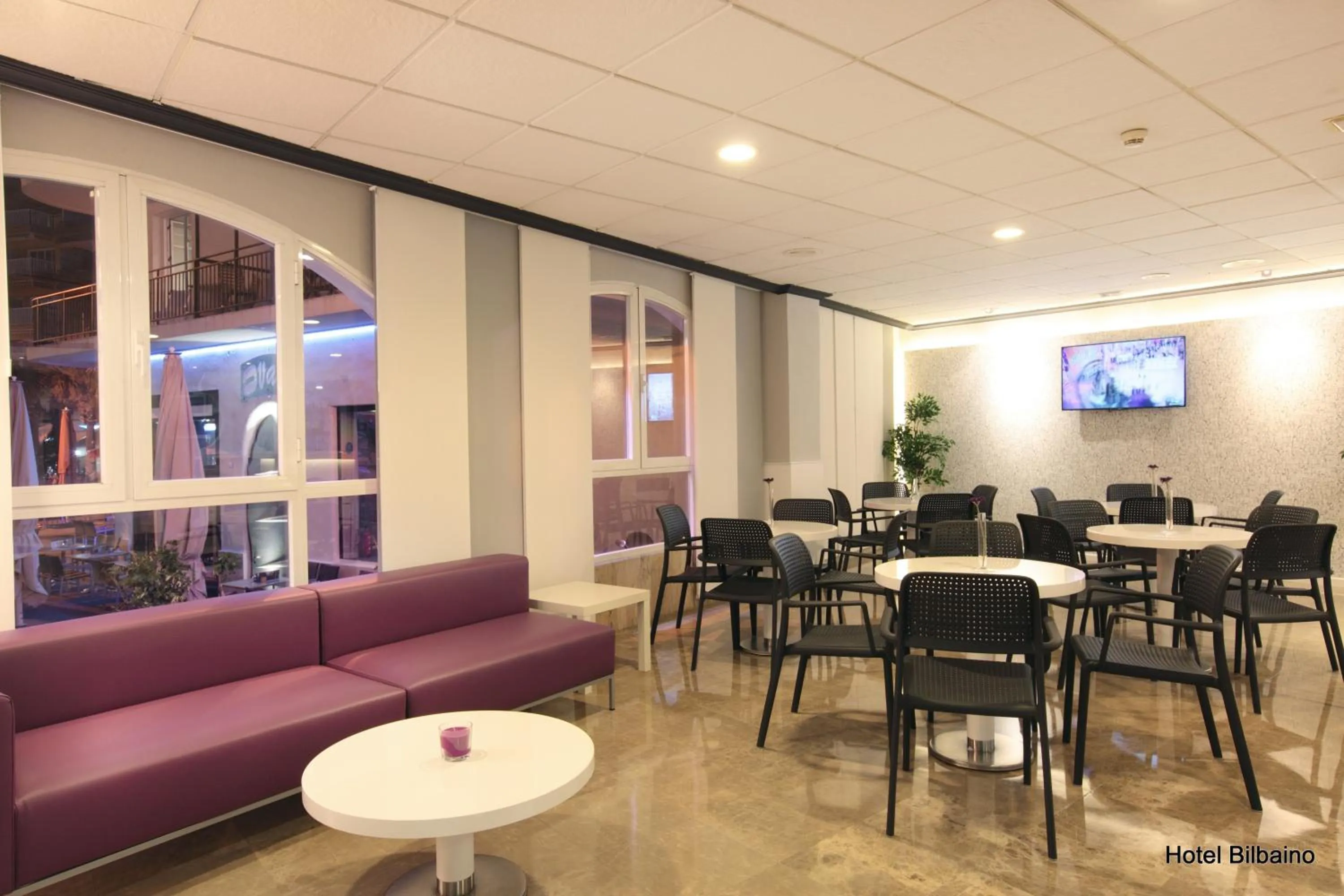 Lounge or bar in Hotel Bilbaino