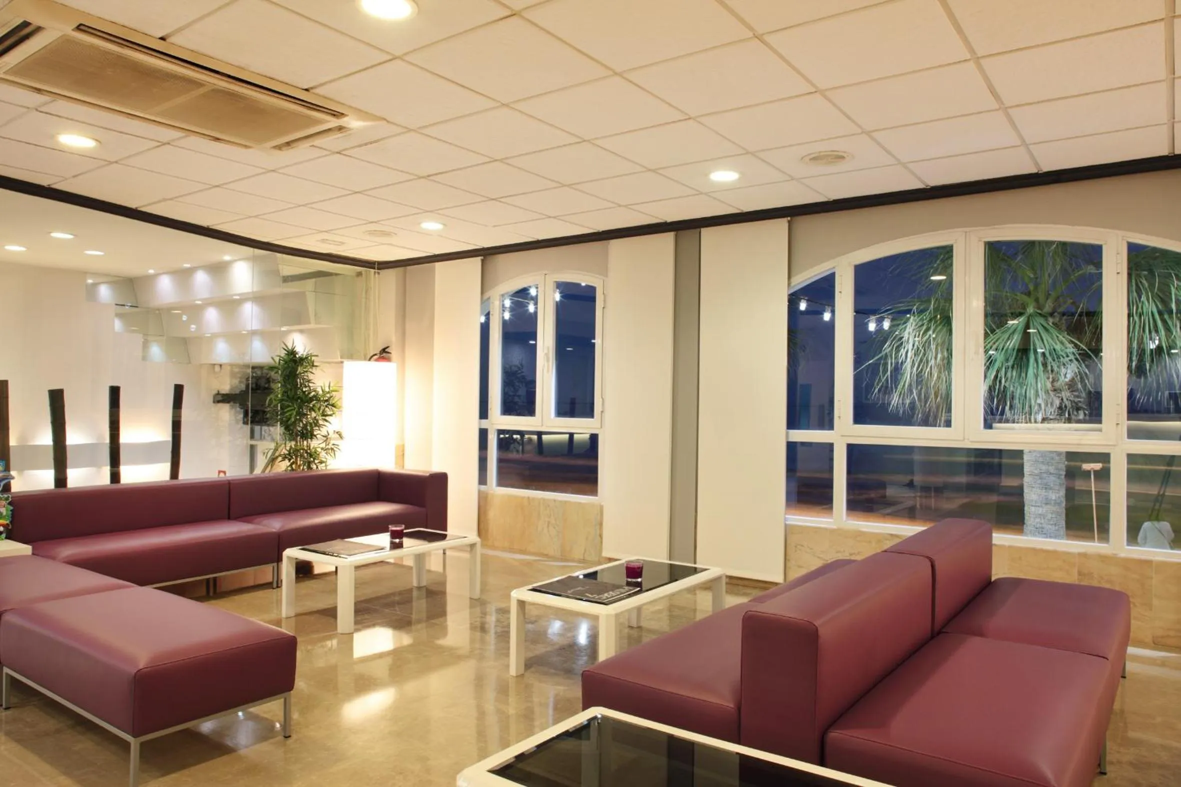 Communal lounge/ TV room in Hotel Bilbaino