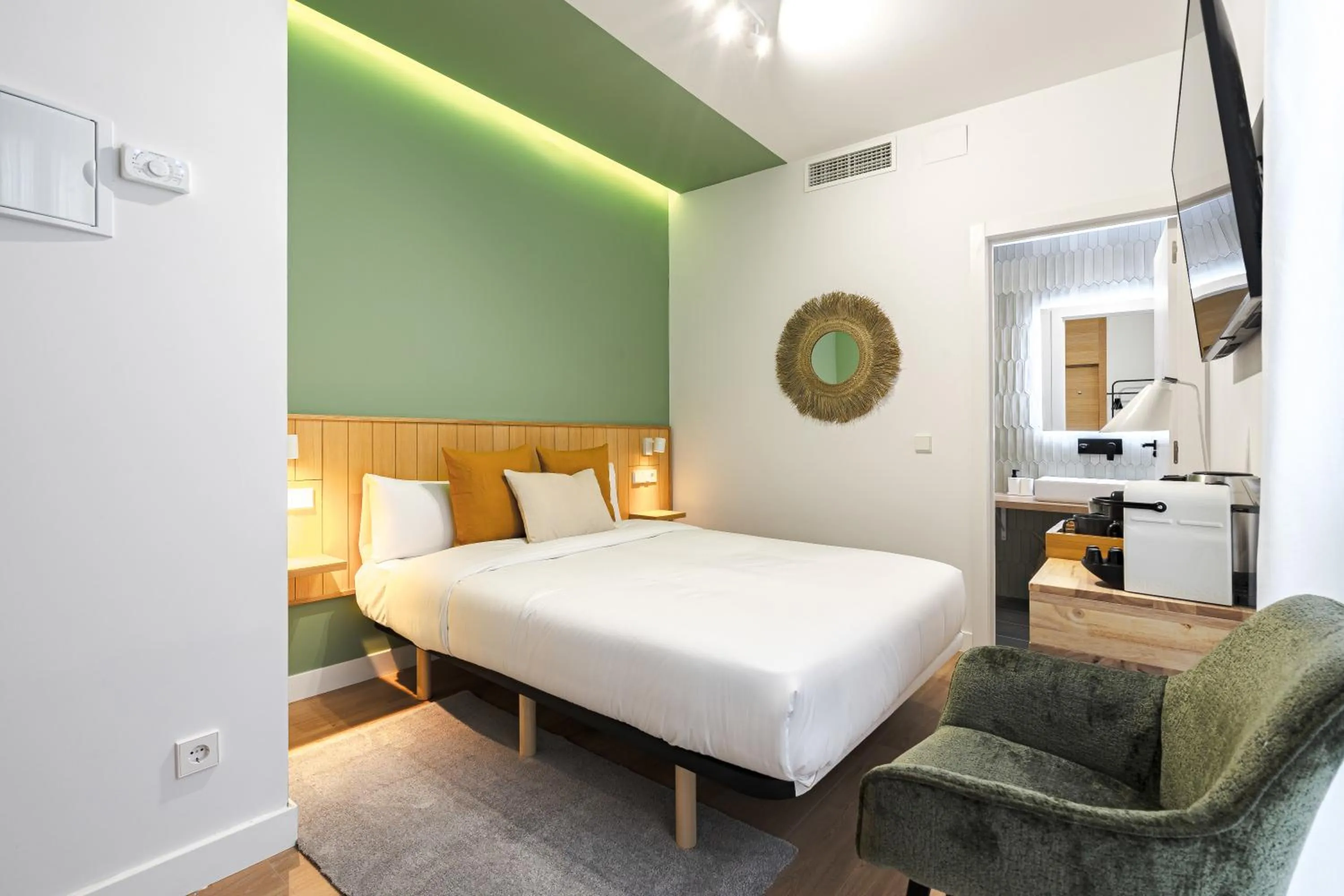 Photo of the whole room, Bed in Vallecas Suites by Olala Homes