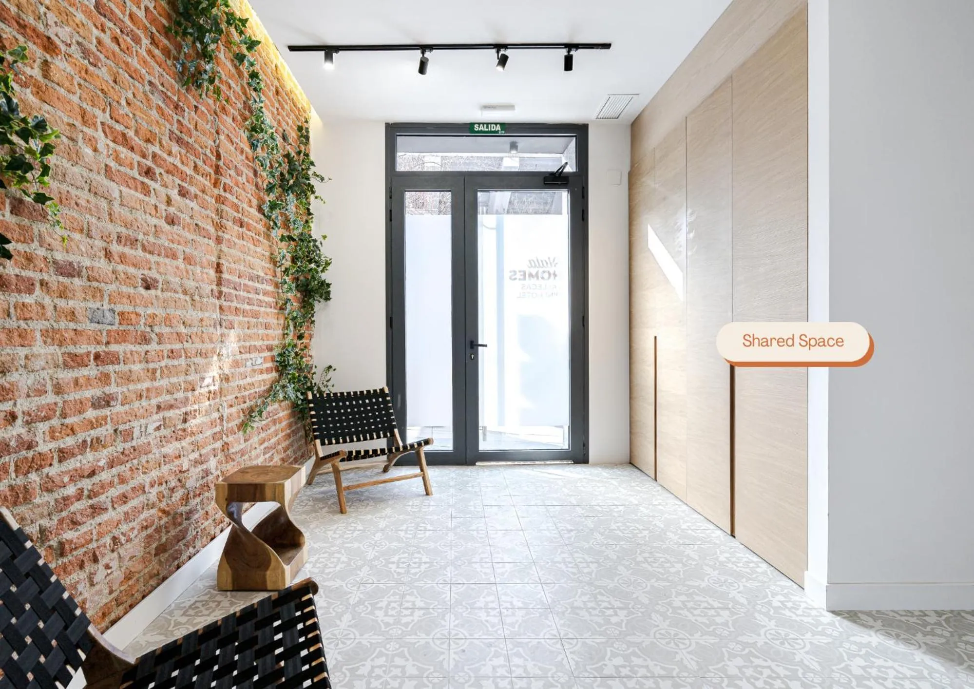 Communal lounge/ TV room in Vallecas Suites by Olala Homes