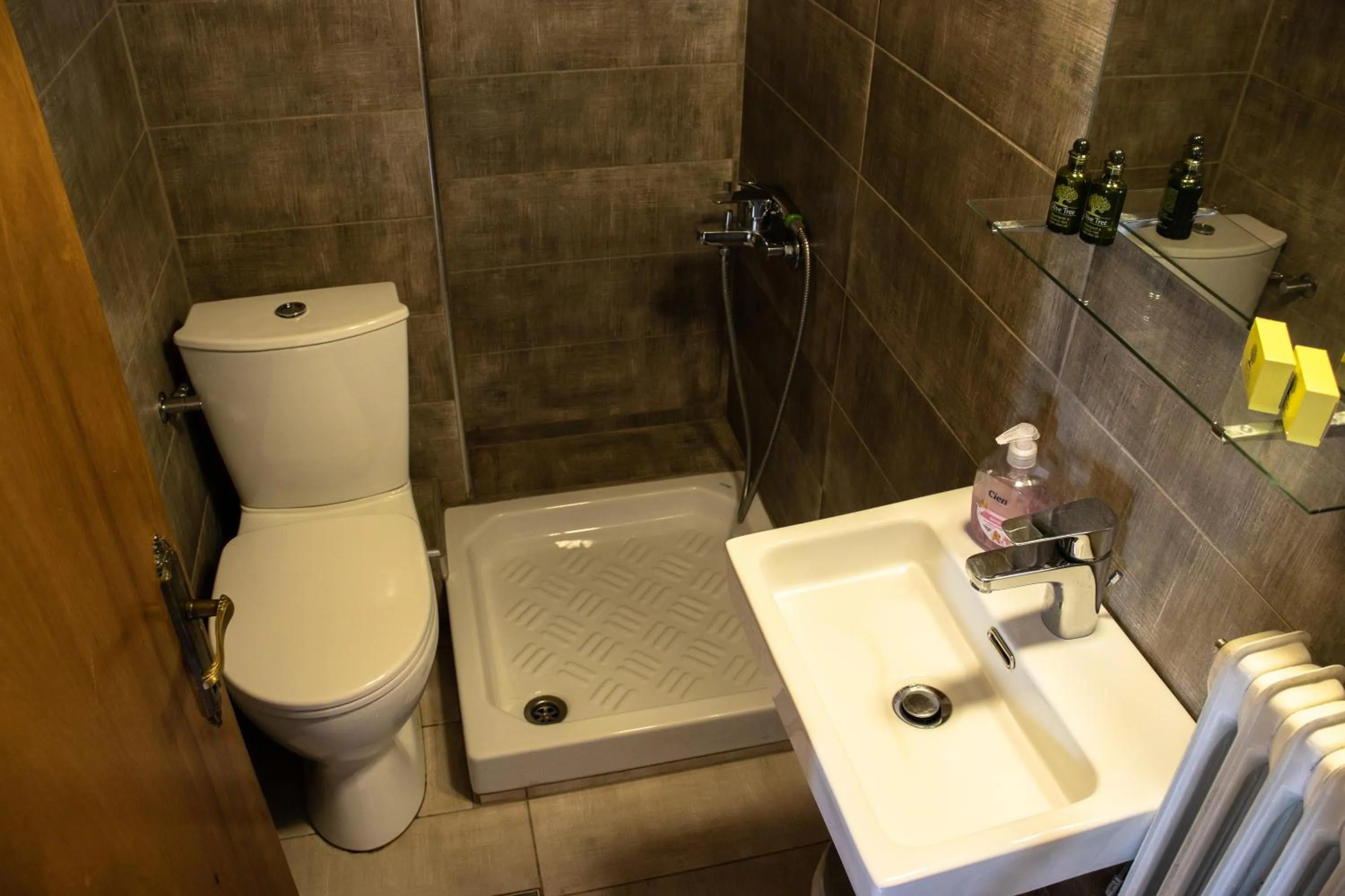 Bathroom in Hotel Defkalion