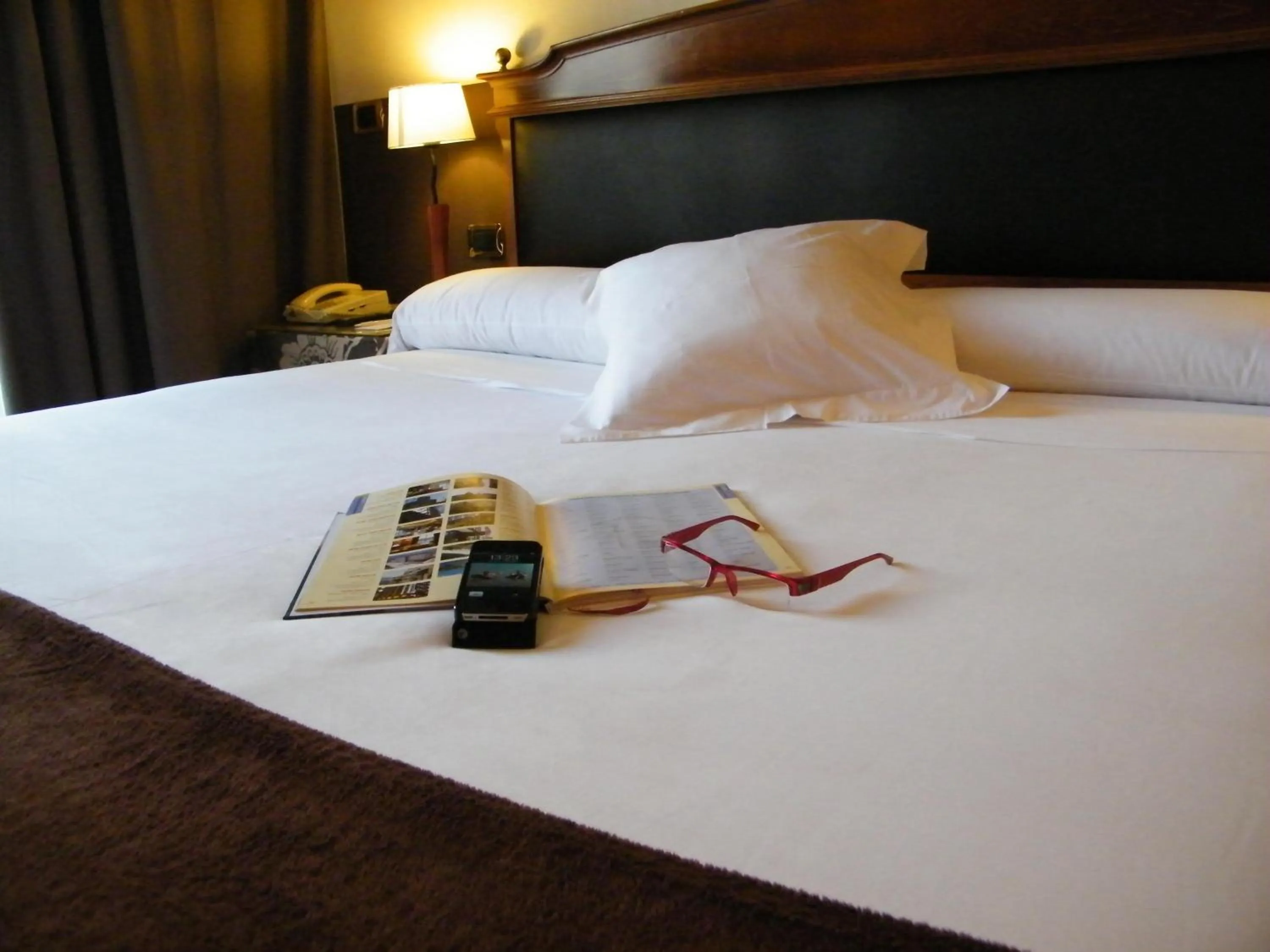 Photo of the whole room, Bed in Oca Ipanema Hotel