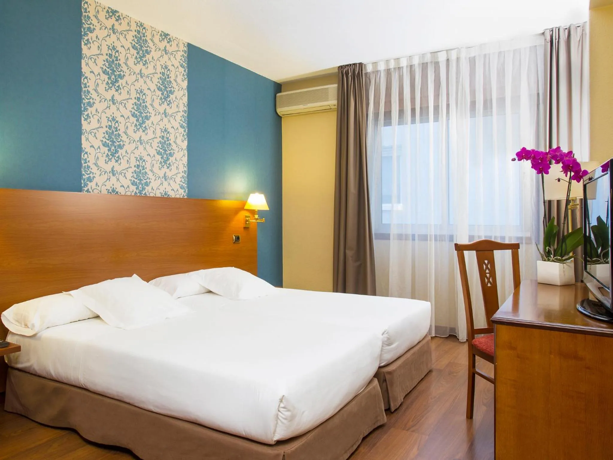 Photo of the whole room, Bed in Oca Ipanema Hotel