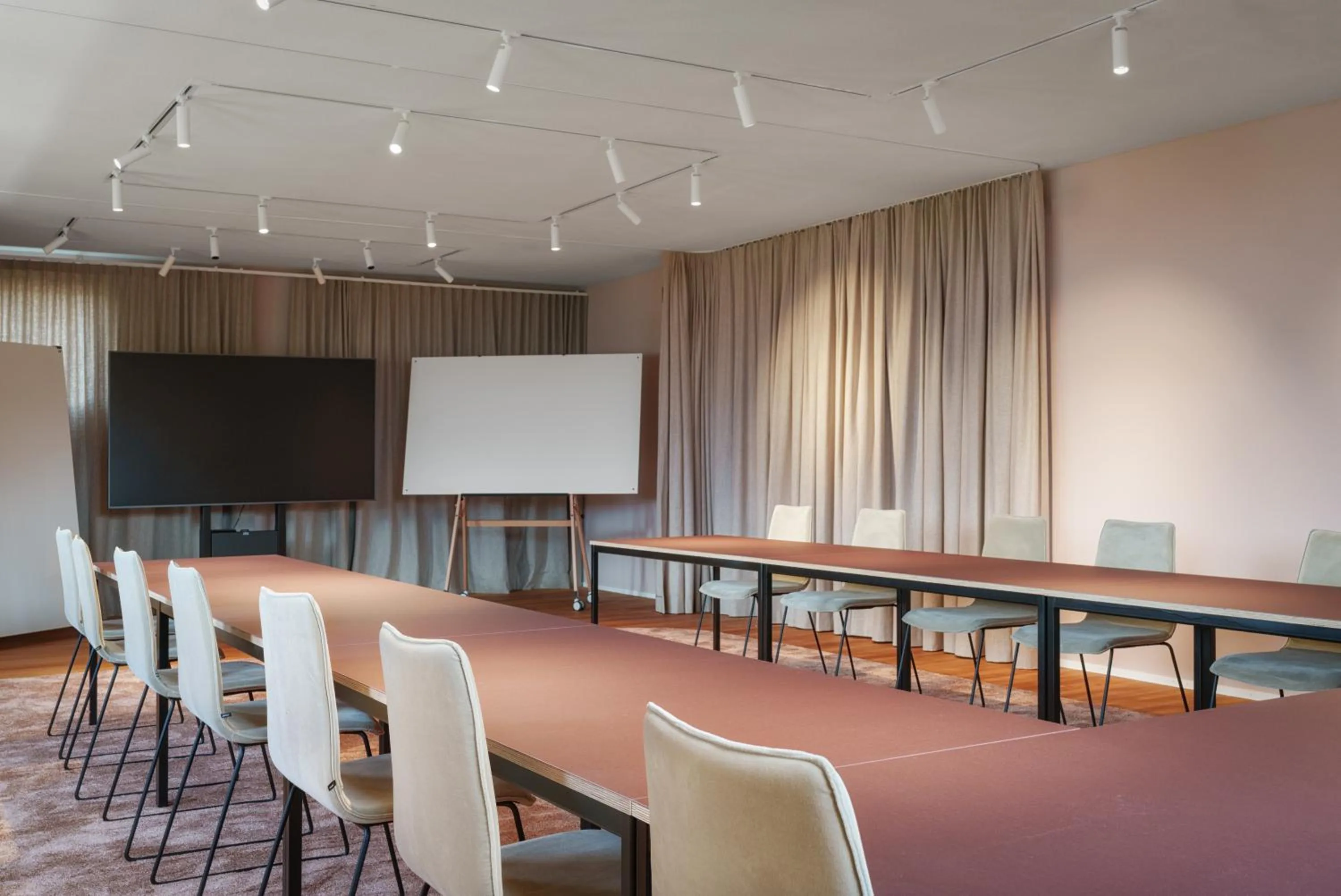 Meeting/conference room in Kloster by b-smart