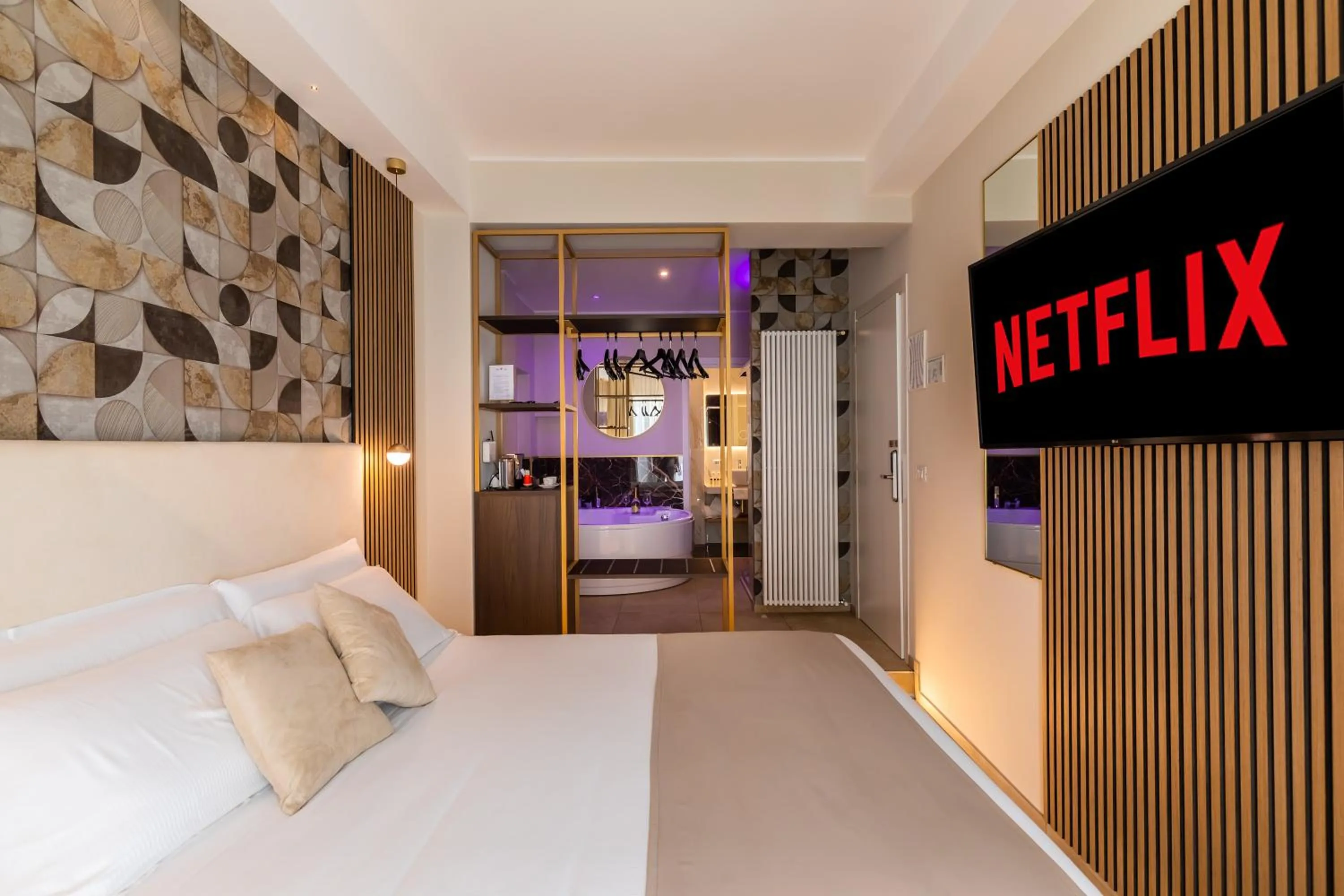 Photo of the whole room, Bed in AlbaDea Suites&Jacuzzi