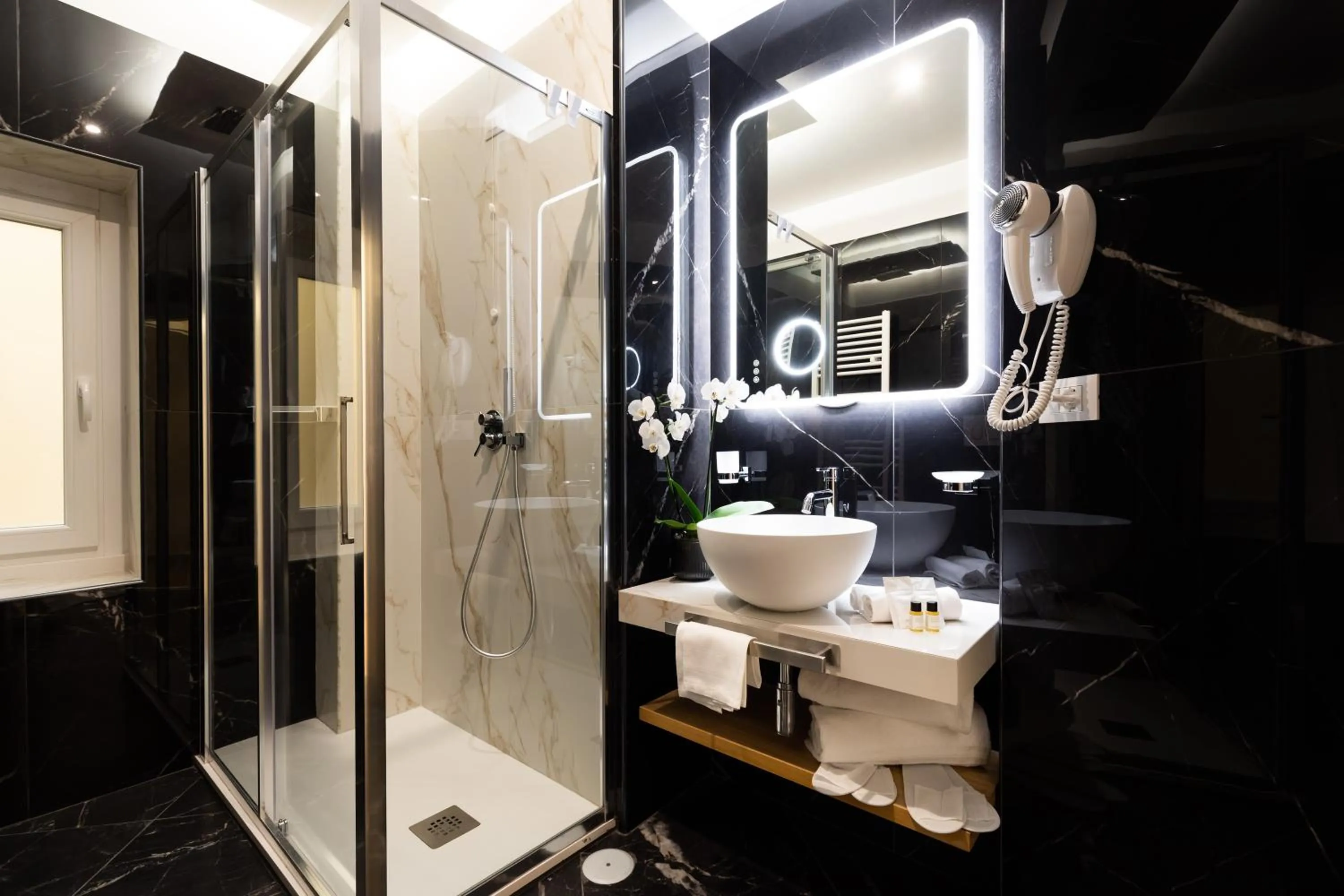 Shower in AlbaDea Suites&Jacuzzi