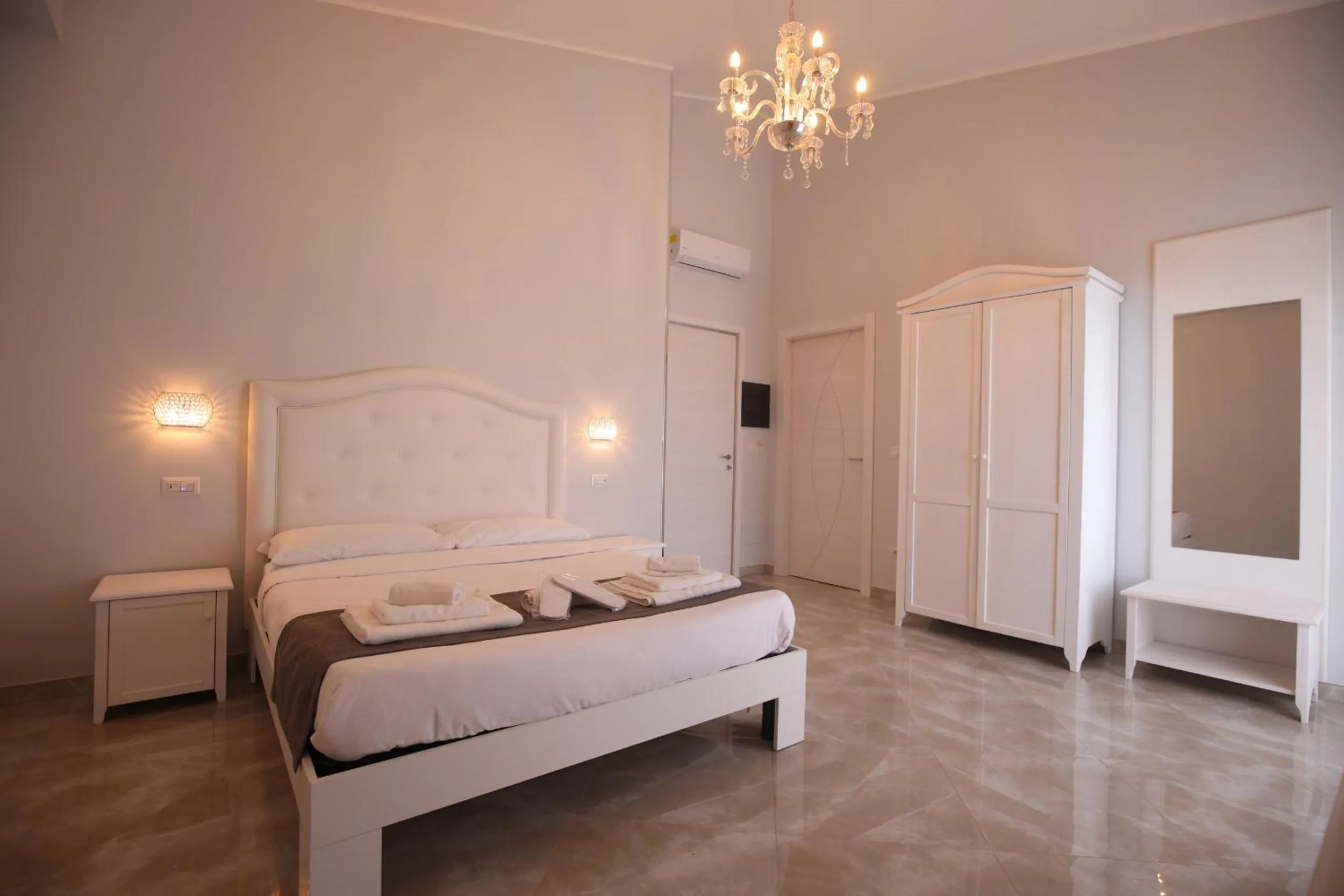 Deluxe Double Room with Side Sea View in B&B Royal